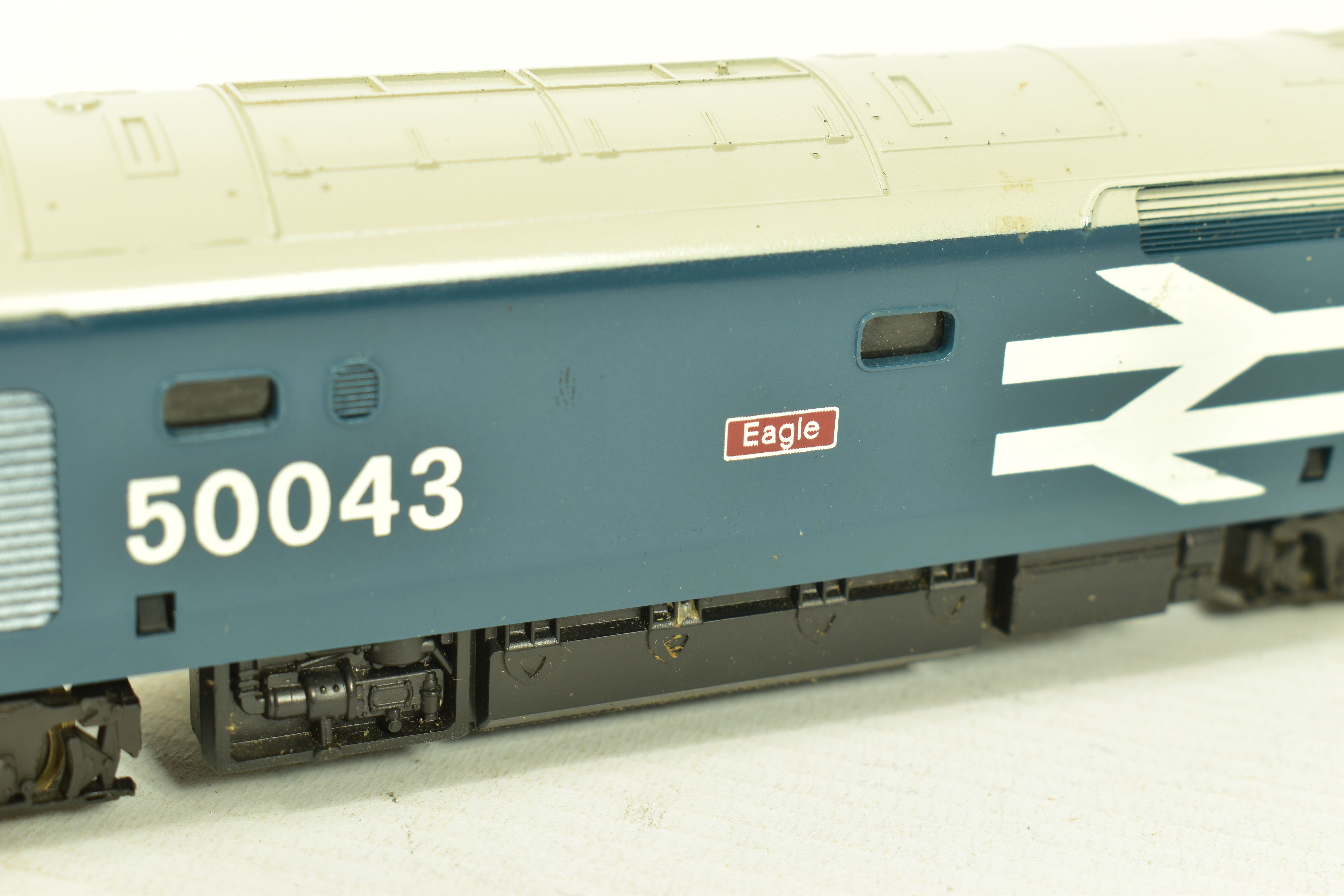 FOUR BOXED LIMA OO GAUGE LOCOMOTIVES, 2 x class 50 'Eagle' No.50 043 both in B.R. large logo blue - Image 5 of 11