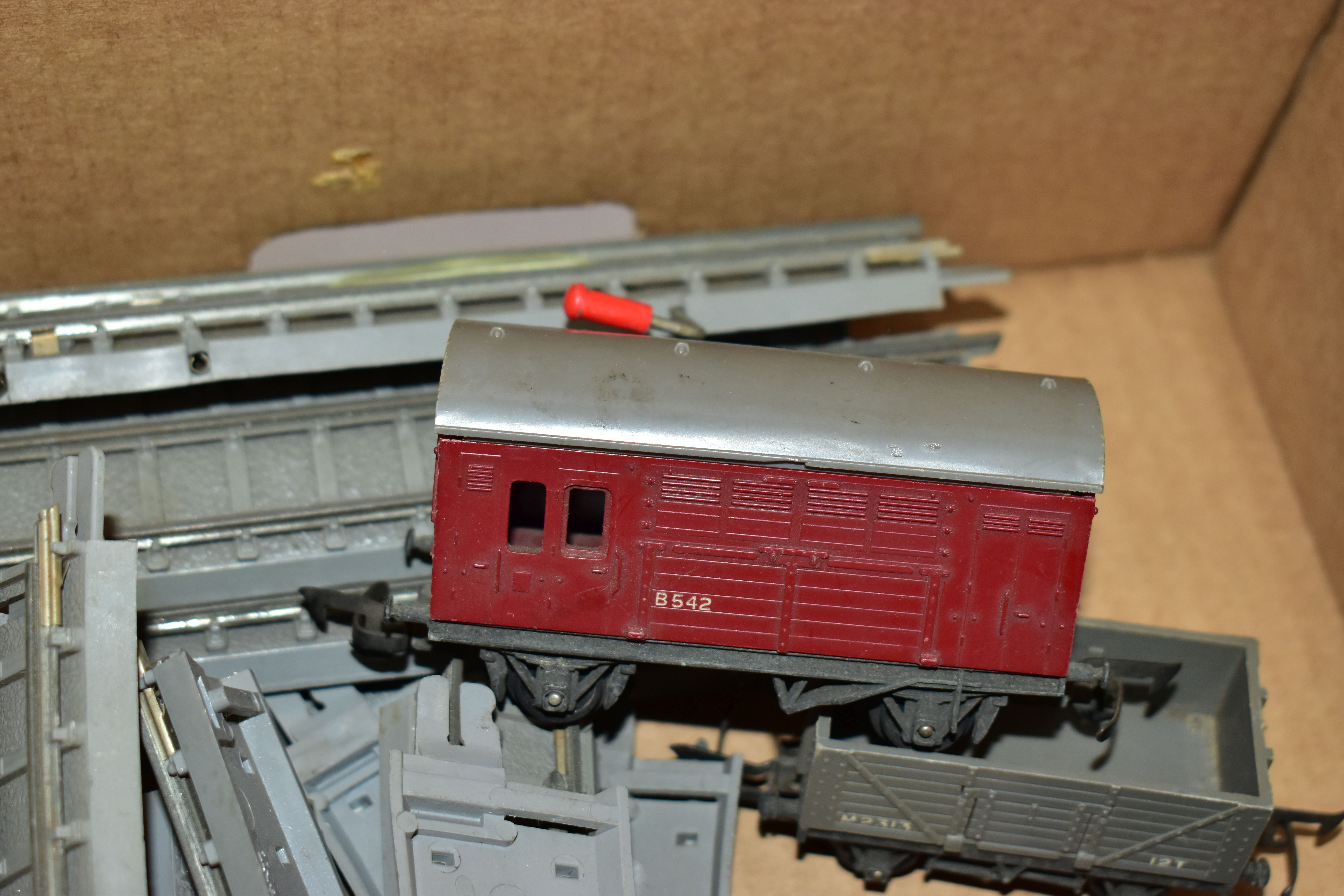 AN UNBOXED TRI-ANG RAILWAYS OO GAUGE CLASS 4-SUB TWO CAR E.M.U., No.S1052S and S1057S, version - Image 5 of 10