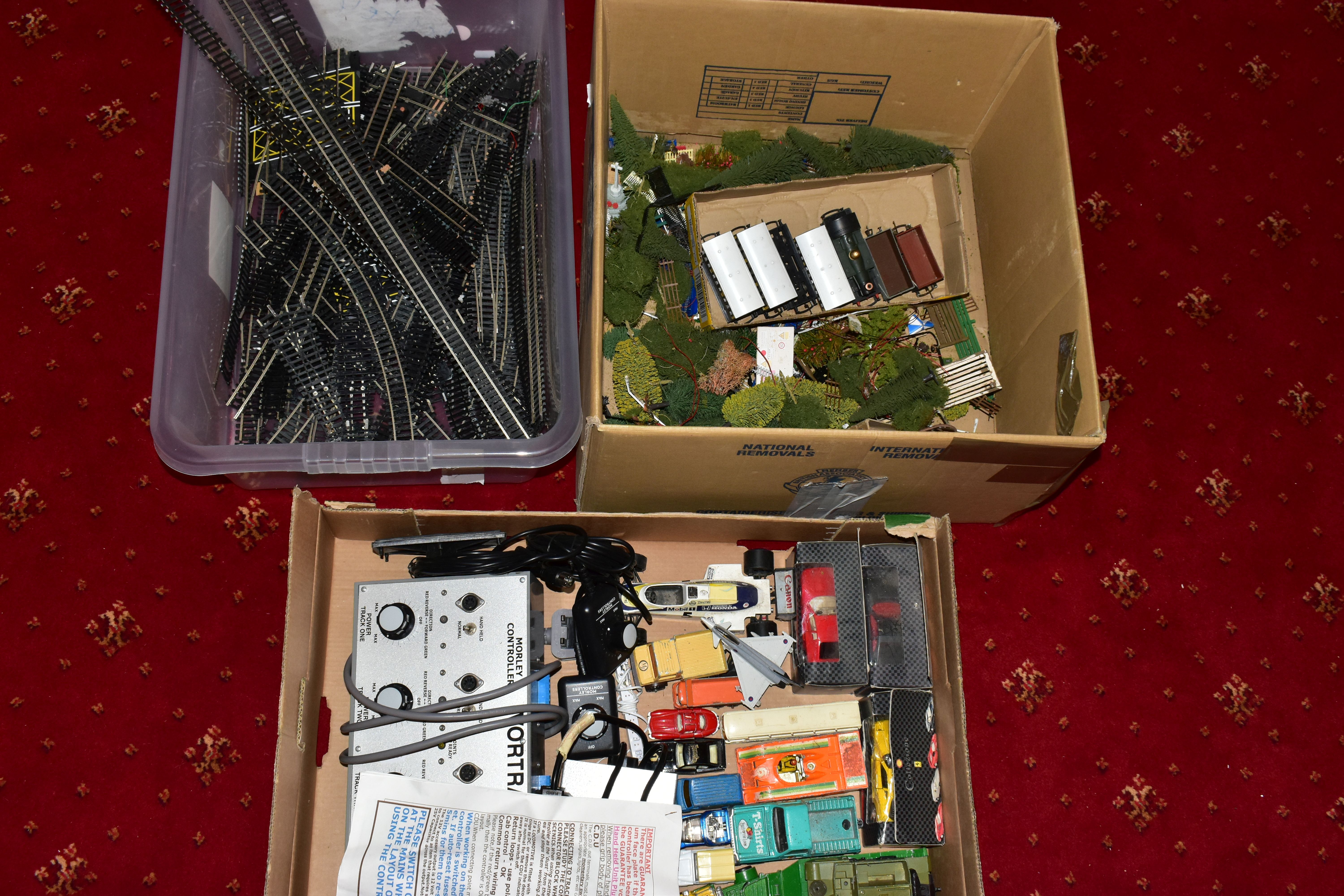 A QUANTITY OF UNBOXED AND ASSORTED OO GAUGE MODEL RAILWAY ITEMS, to include class 101 tank