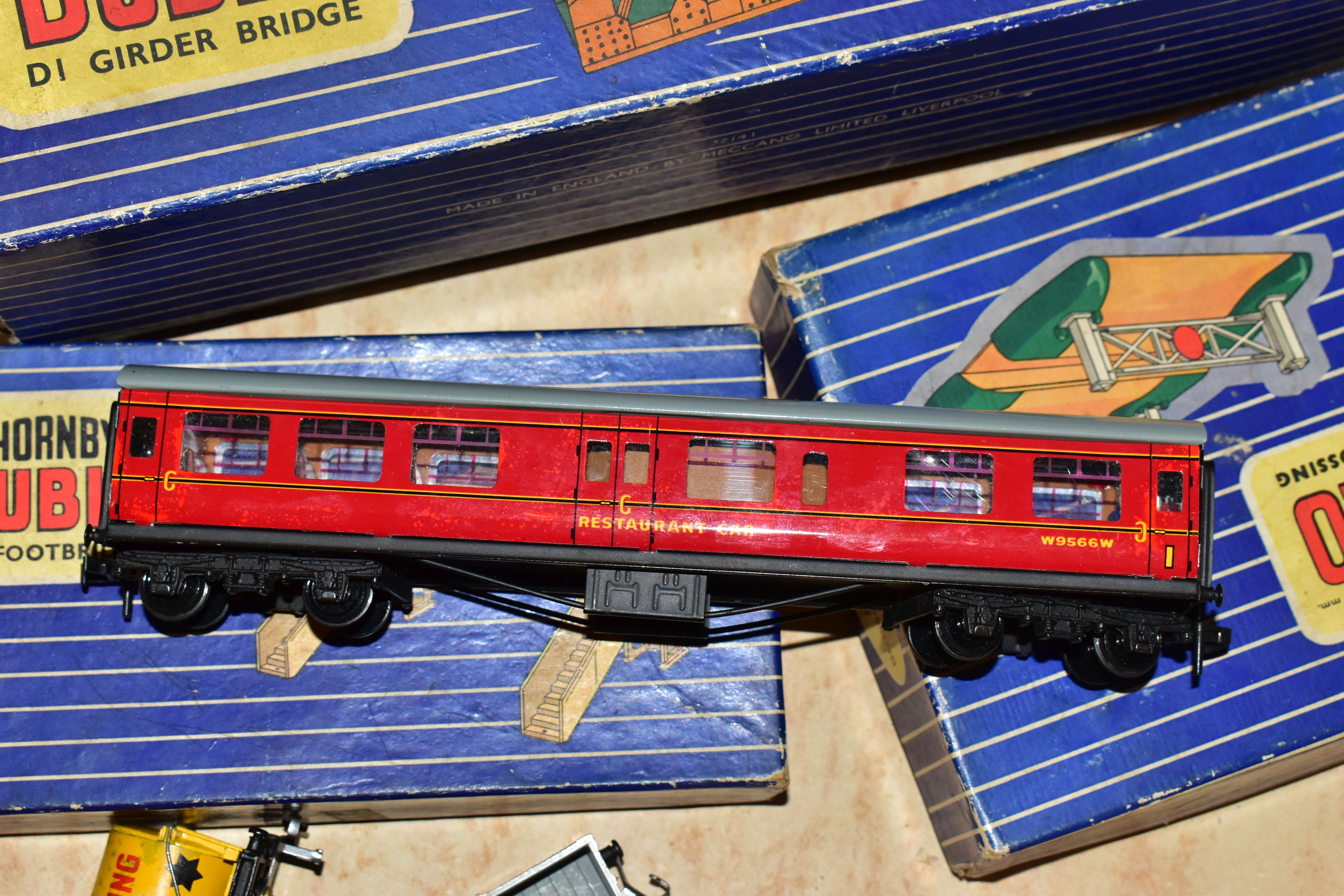 A QUANTITY OF BOXED HORNBY DUBLO ROLLING STOCK AND ACCESSORIES, to include boxed and unboxed rolling - Image 12 of 12