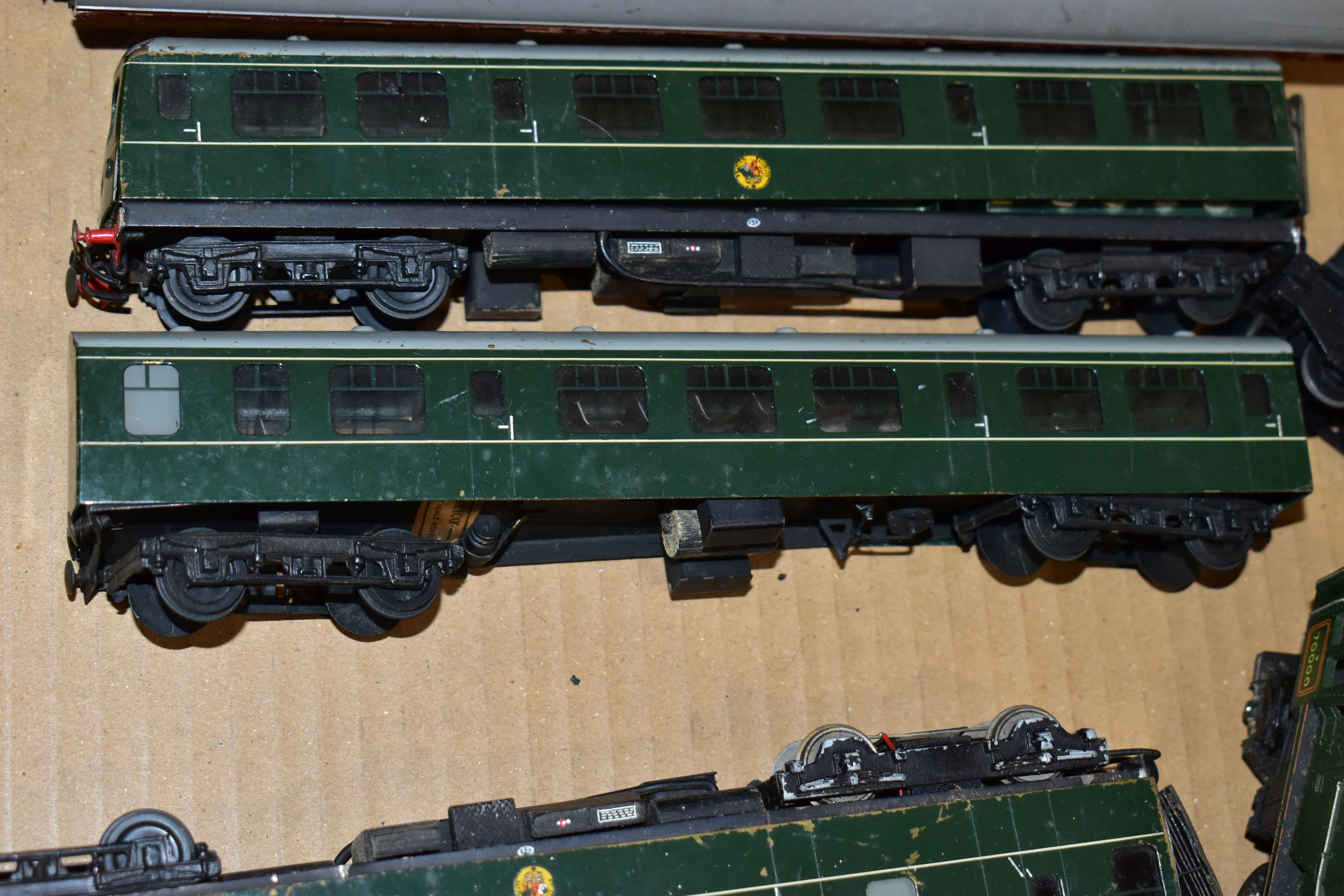 AN UNBOXED ANBRICO OO GAUGE HAND BUILT CRAVENS CLASS 105 THREE CAR D.M.U., unnumbered in B.R. - Image 3 of 15