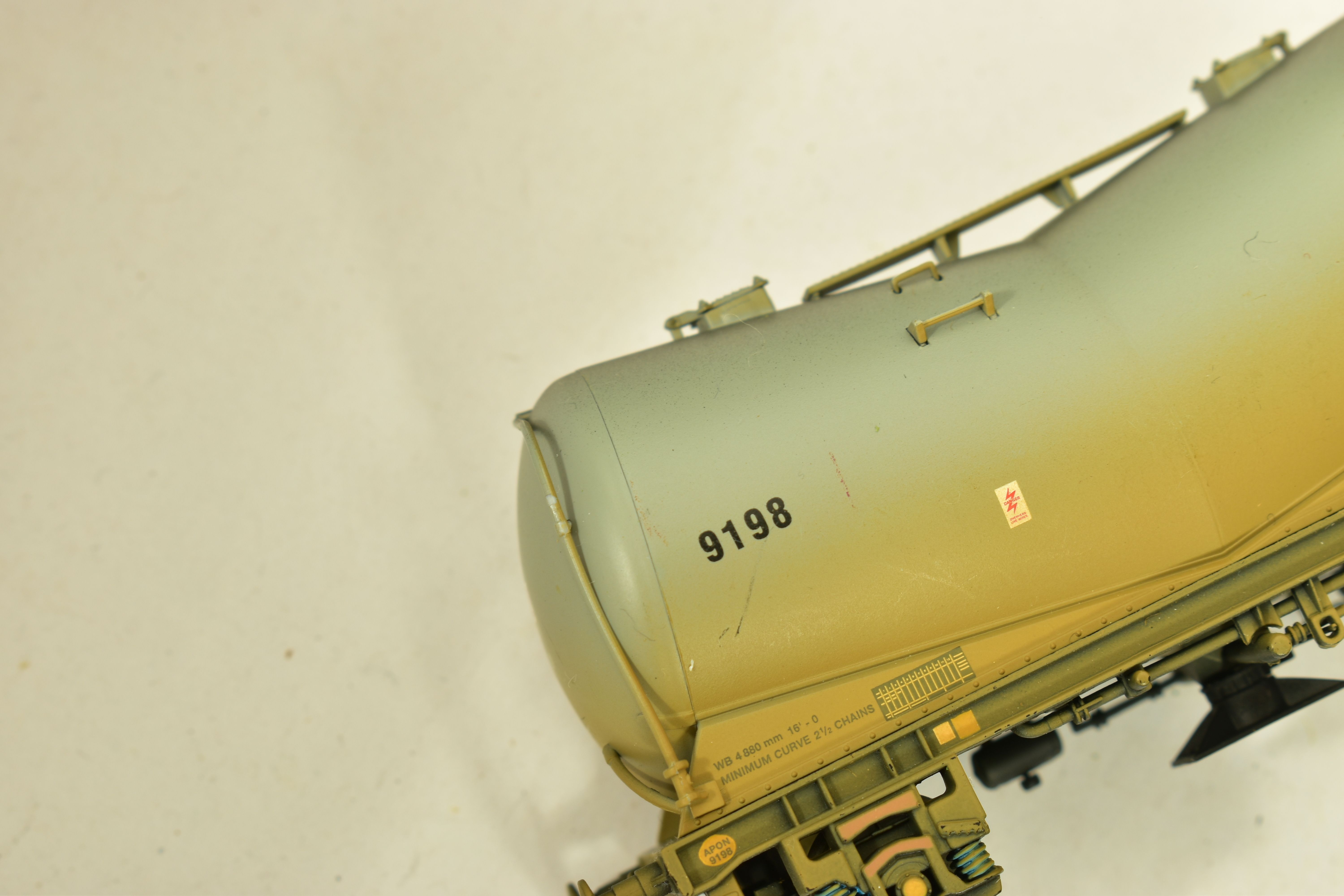 AN UNBOXED HORNBY OO GAUGE CLASS 60 LOCOMOTIVE, No.60 026, E.W.S. maroon livery (R2488), appears - Image 7 of 10