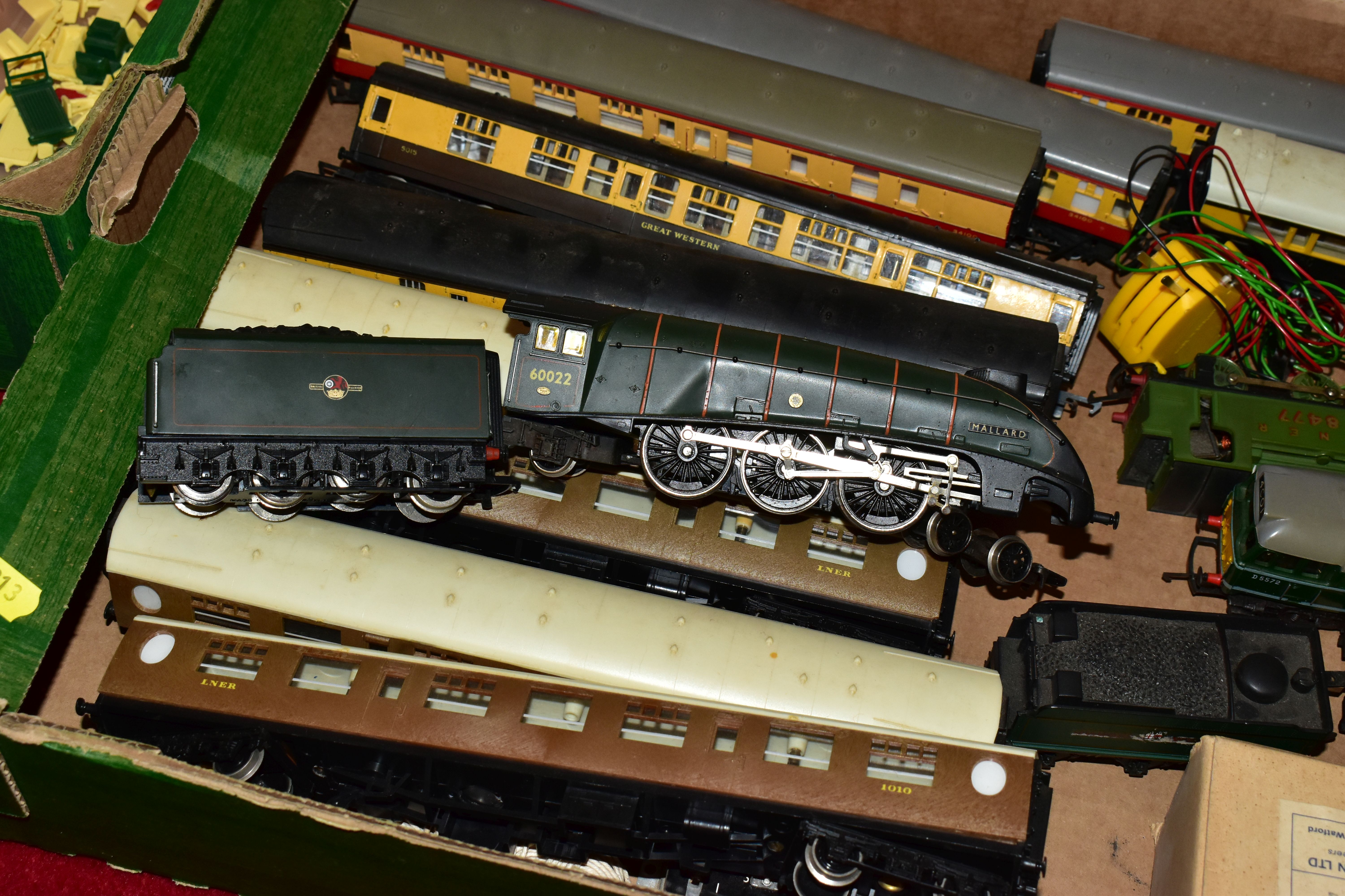 A QUANTITY OF MAINLY UNBOXED OO GAUGE MODEL RAILWAY ITEMS, locomotives to include Hornby A4 class ' - Image 17 of 21