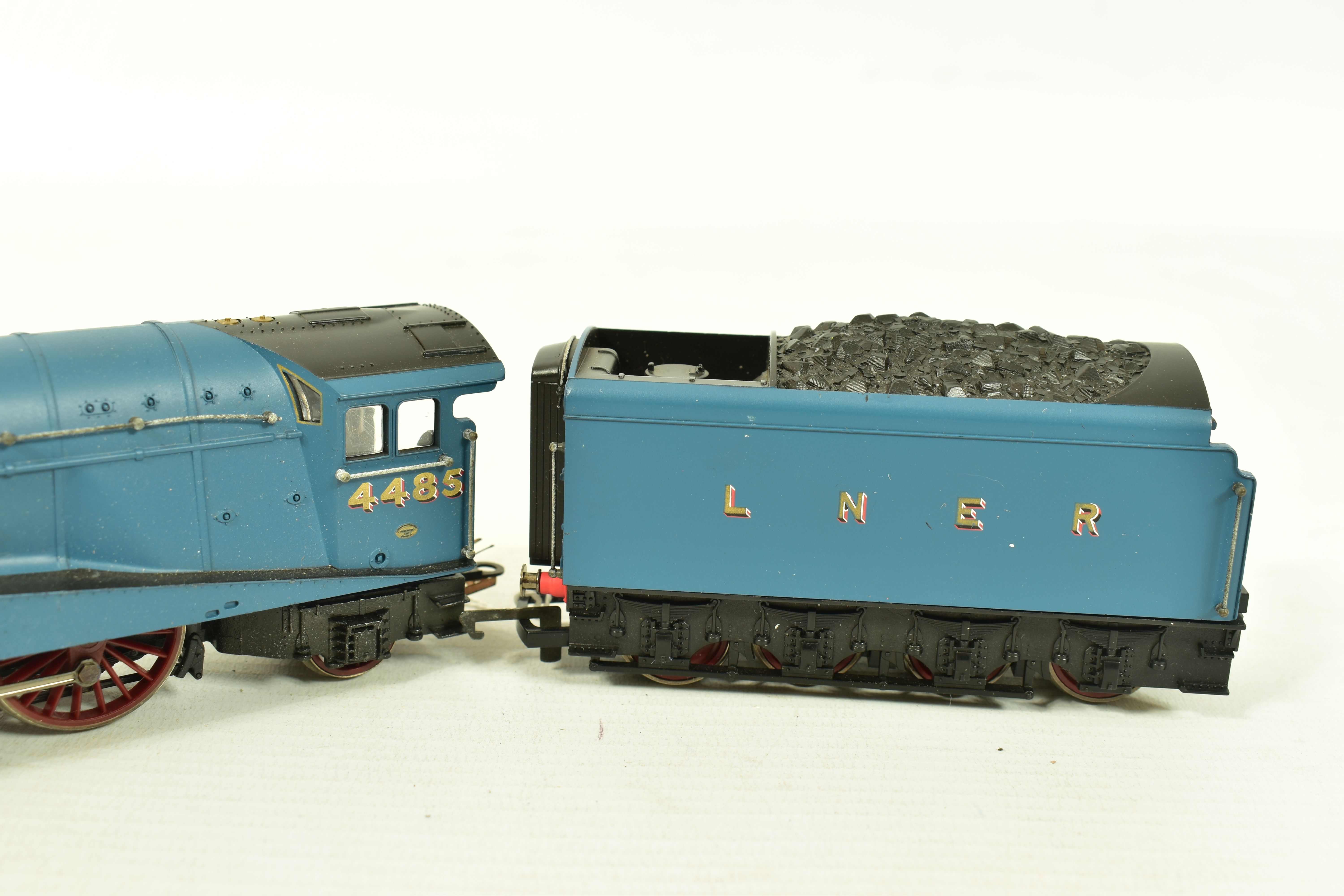 THREE BOXED HORNBY OO GAUGE LOCOMOTIVES OF L.N.E.R. ORIGIN, class B17 'Manchester United' No. - Image 4 of 10