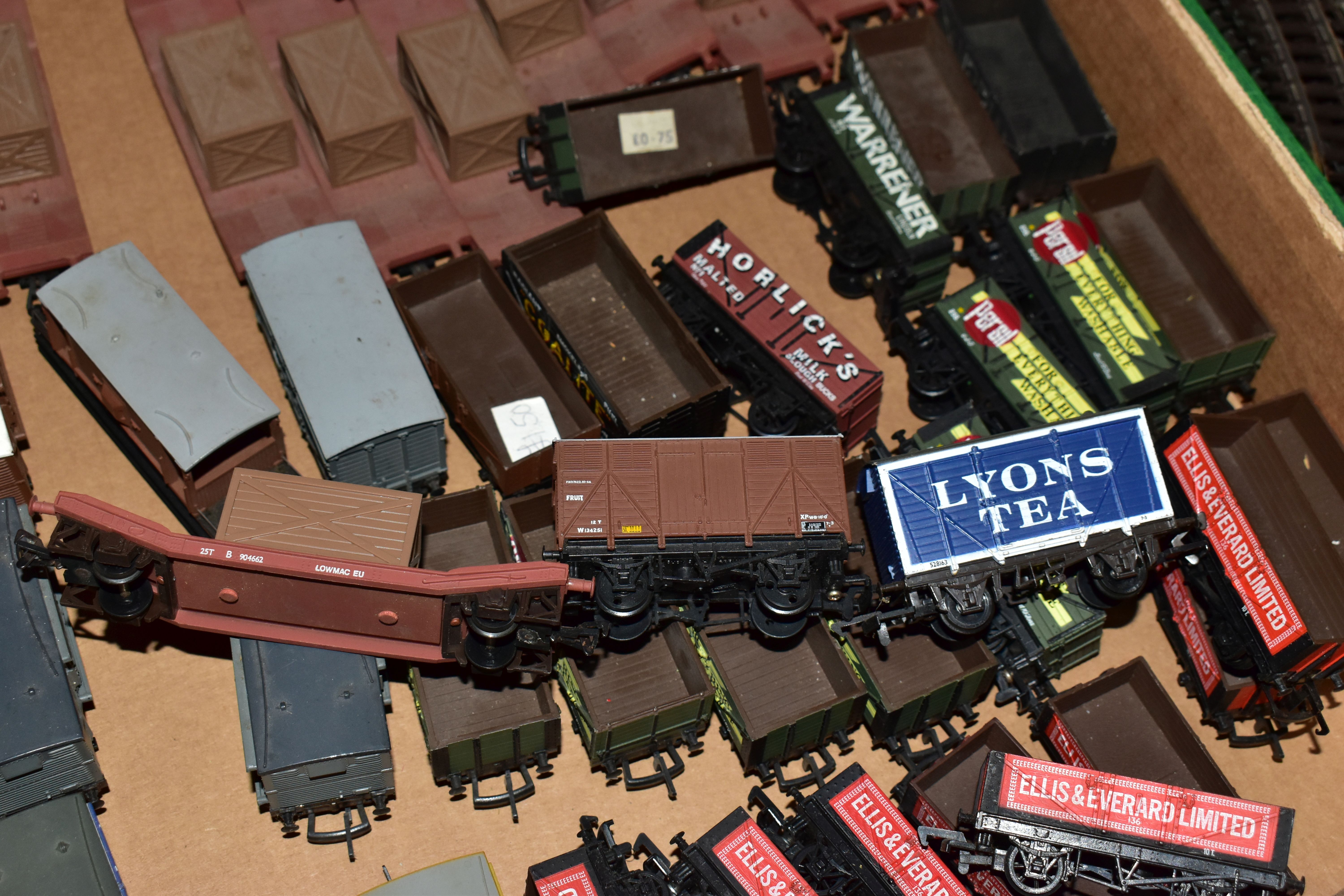 A QUANTITY OF UNBOXED AND ASSORTED OO & HO GAUGE ROLLING STOCK, assorted items to include, Mainline, - Image 6 of 15