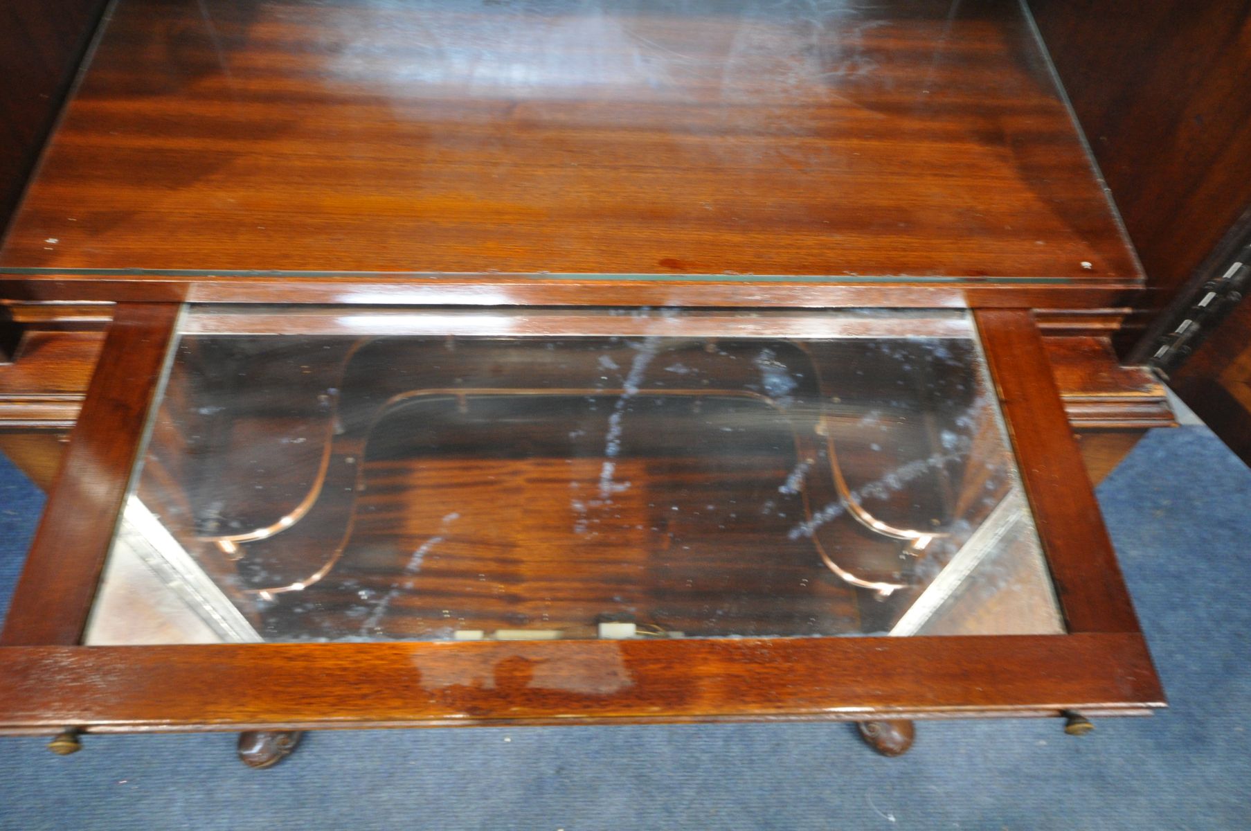 A REPRODUCTION QUEEN ANNE STYLE WALNUT TWO DOOR COCKTAIL CABINET, enclosing two shelves, mirrored - Image 3 of 4