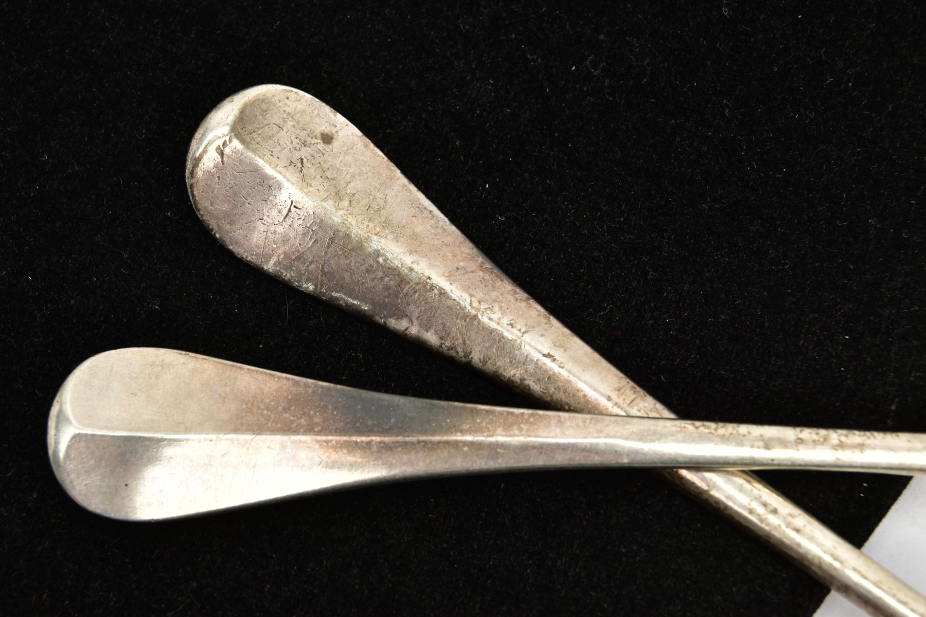 TWO SILVER TABLESPOONS, each of an Hanoverian style, shell detail to the reverse of the bowls, - Bild 2 aus 4