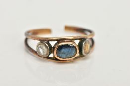 AN AF GEM SET RING, yellow metal ring with a split shank, set with a central oval cut blue sapphire,