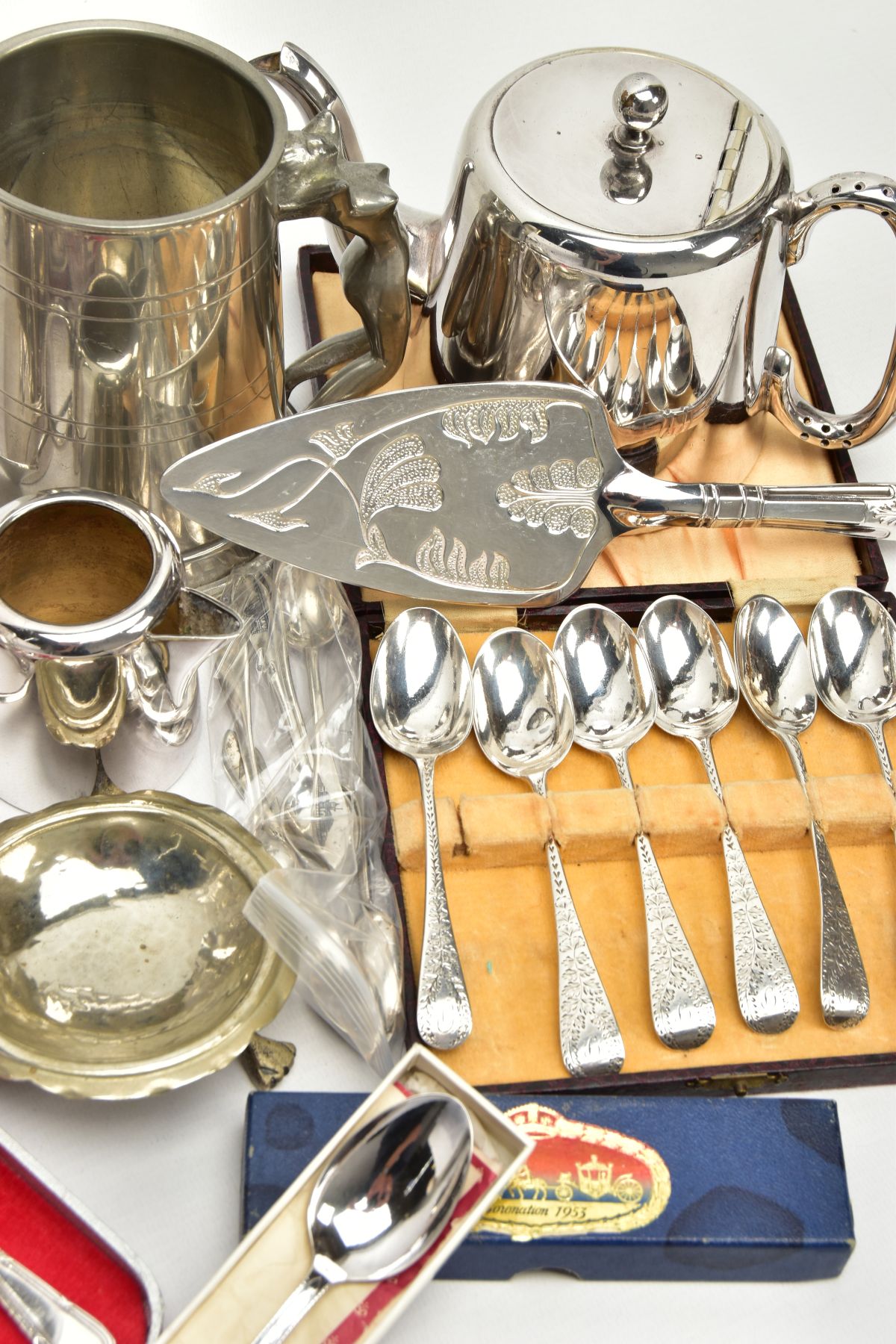 CASED SILVER SPOONS AND WHITE METAL WARE, to include a cased set of six silver teaspoons, floral - Bild 5 aus 5