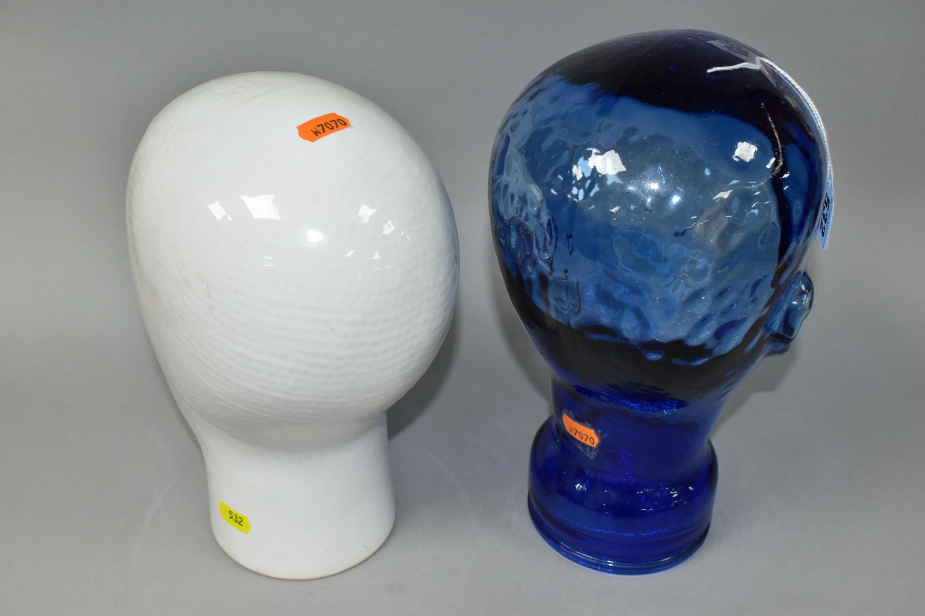 TWO DECORATIVE DISPLAY HEADS IN BLUE GLASS AND WHITE GLAZED CERAMIC, heights 30cm and 27cm (2) ( - Image 3 of 5