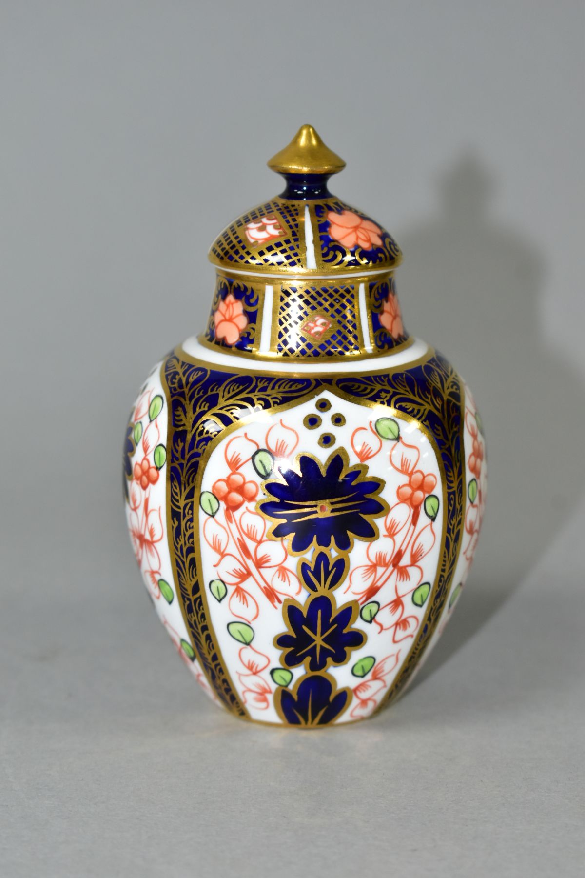 A ROYAL CROWN DERBY SMALL COVERED VASE, in the Imari 1128 pattern, date mark for 1906, red printed - Image 2 of 4
