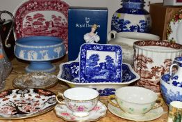 A GROUP OF CERAMICS, to include a boxed Royal Doulton Denise HN2477 figurine, a Royal Crown Derby