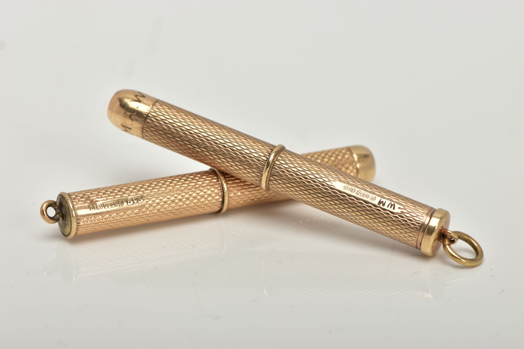 A 9CT GOLD TOOTHPICK AND CIGAR PIERCER, each with an engine turned design, both with full 9ct gold - Bild 2 aus 3