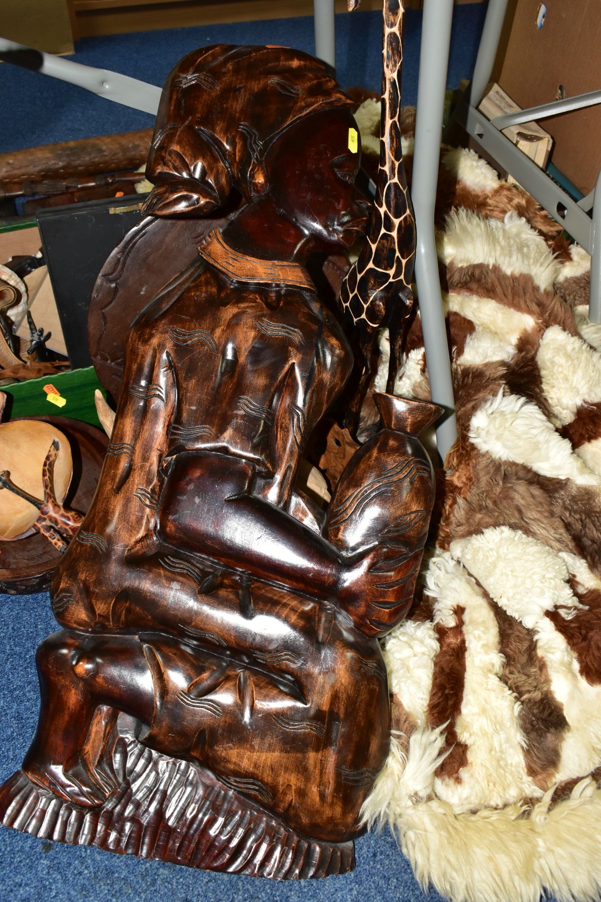 A BOX AND LOOSE AFRICAN TOURIST WARES, largely wooden, to include a carved giraffe height 62.5cm, - Image 7 of 9