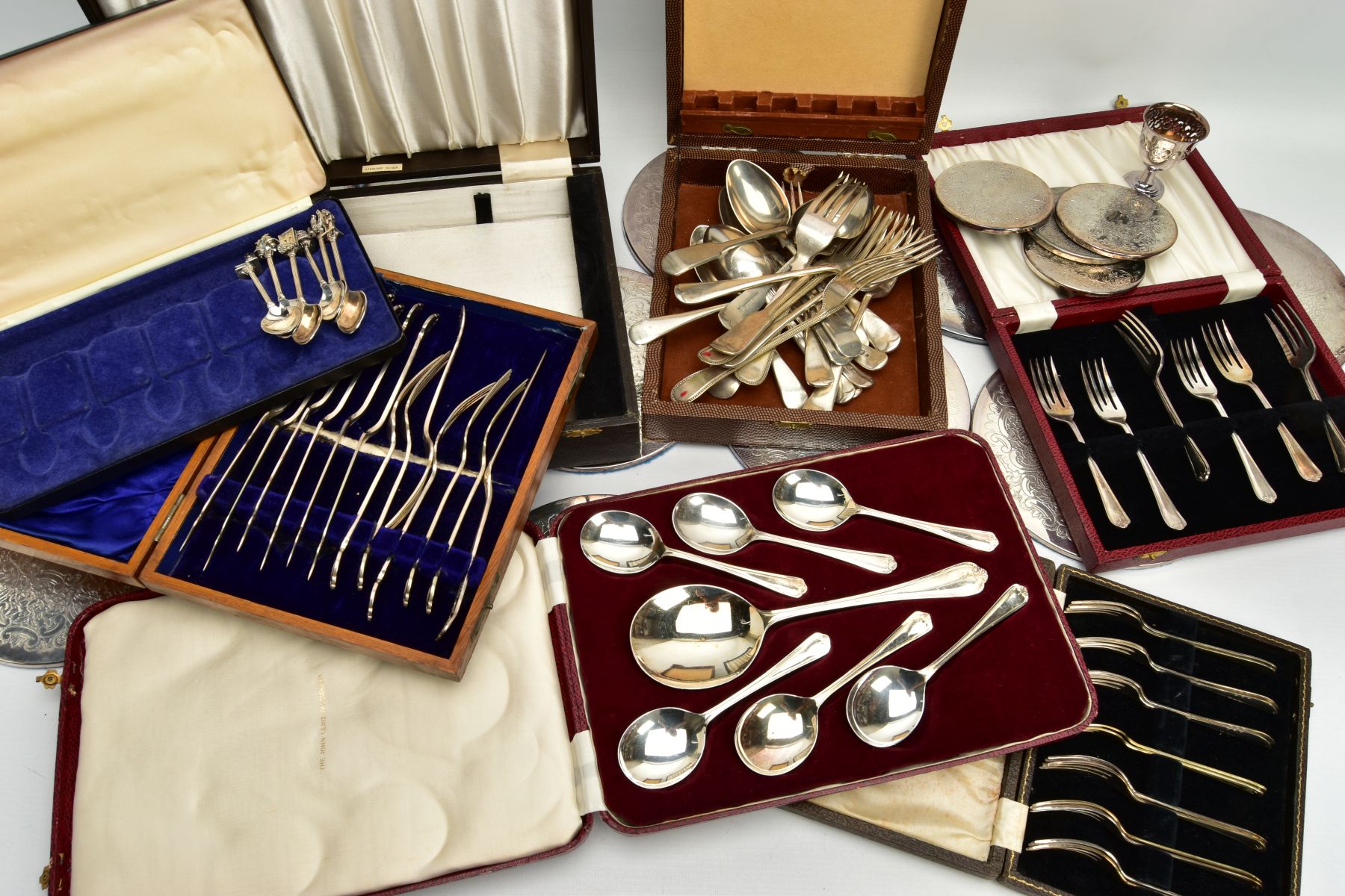 TWO BOXES OF ASSORTED WHITE METAL WARE, to include a box with a white metal wavy salver, two - Bild 6 aus 9