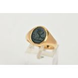 AN EARLY 20TH CENTURY GOLD SIGNET RING, an oval bloodstone intaglio set into a yellow gold tapered