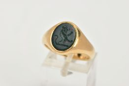 AN EARLY 20TH CENTURY GOLD SIGNET RING, an oval bloodstone intaglio set into a yellow gold tapered