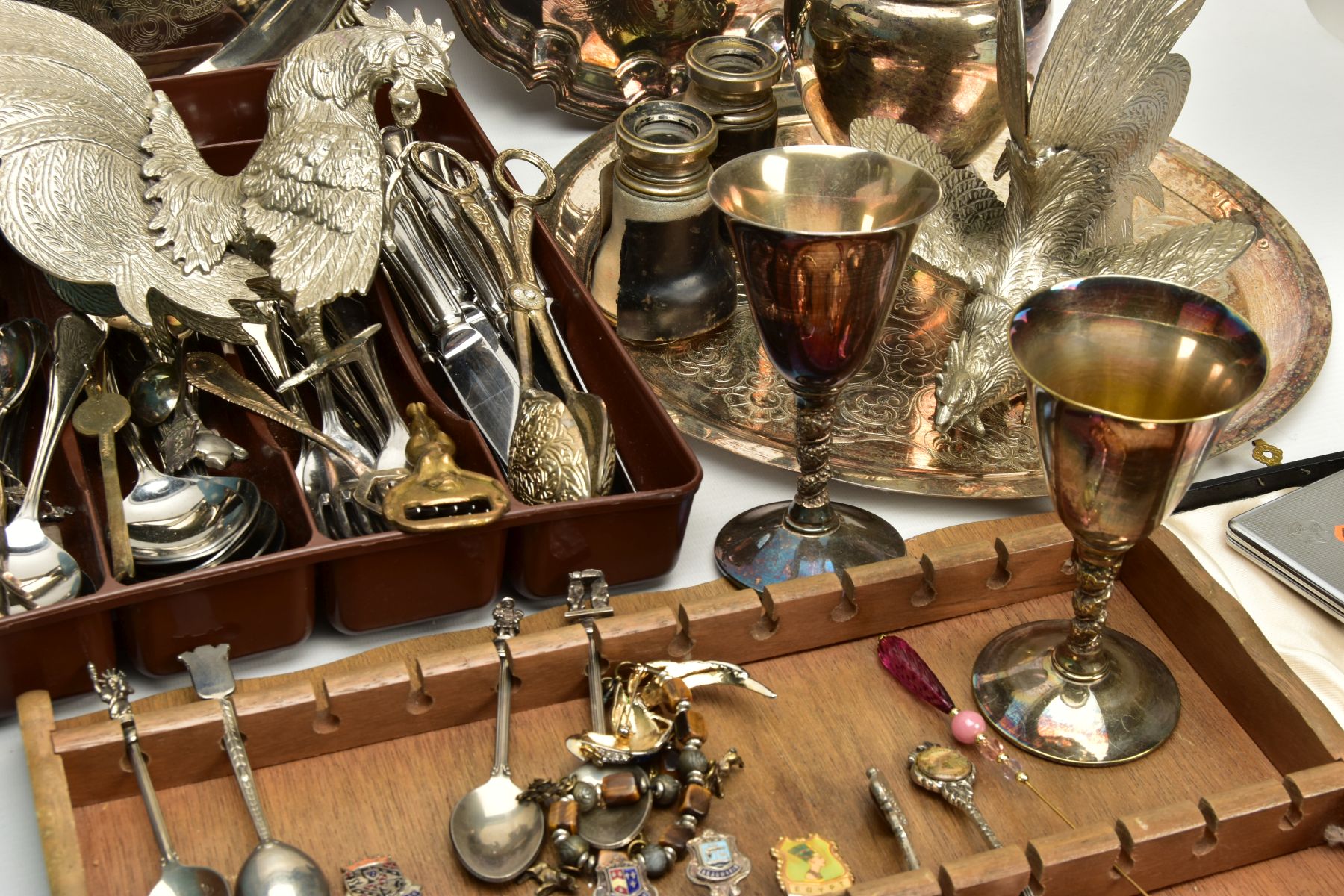 A BOX OF ASSORTED WHITE METAL WARE AND OTHER ITEMS, to include a wooden display rack with - Bild 4 aus 9