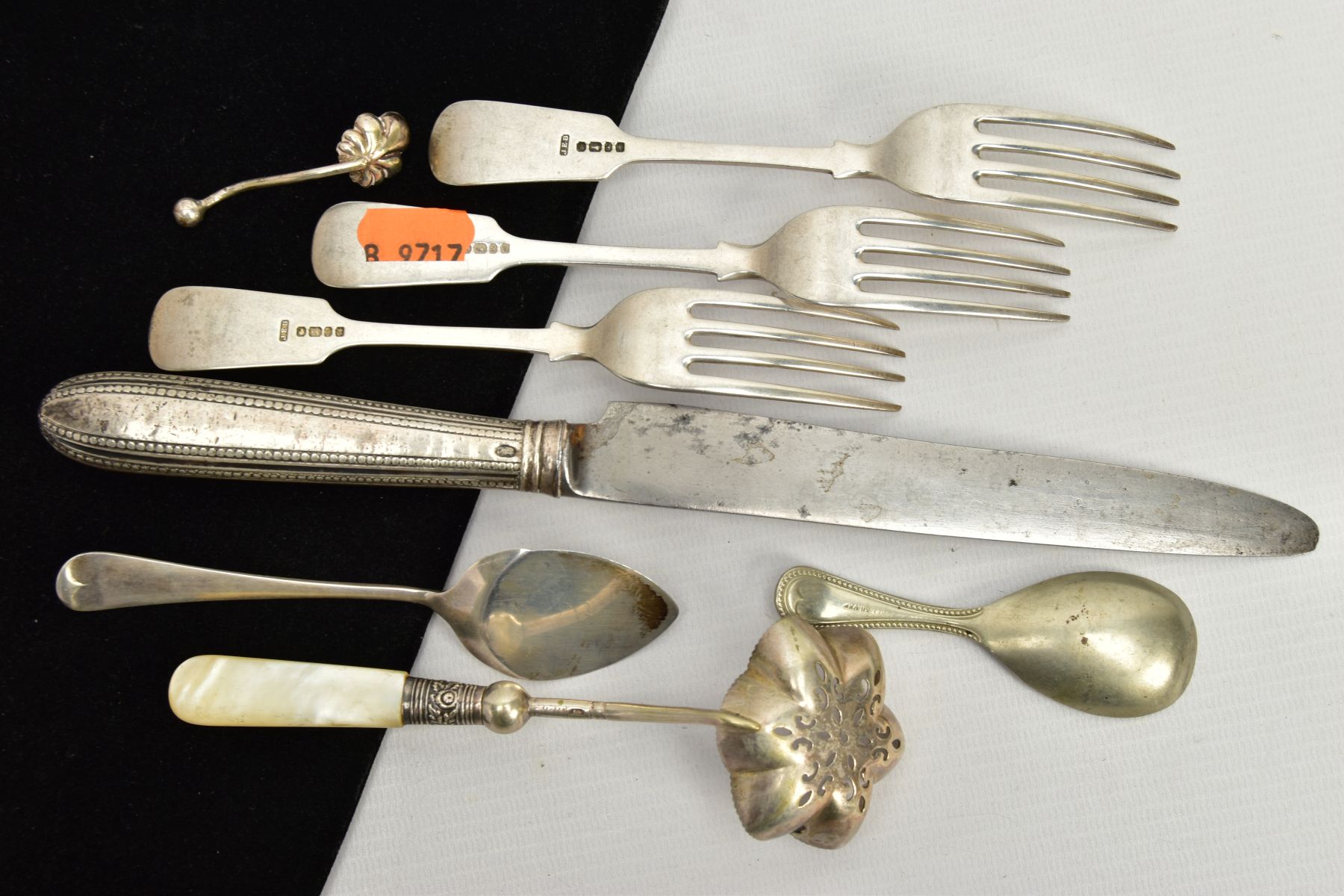 A SELECTION OF SILVER CUTLERY, to include three old English pattern forks, each with an engraved - Bild 3 aus 4