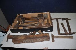 A TRAY CONTAINING VINTAGE HANDTOOLS including a steel footed 17in wooden plane, marking gauges,