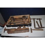 A TRAY CONTAINING VINTAGE HANDTOOLS including a steel footed 17in wooden plane, marking gauges,