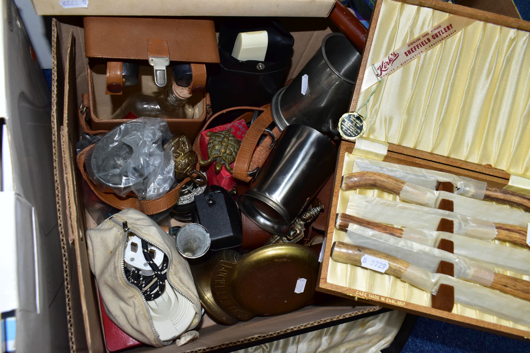 TWO BOXES AND LOOSE METALWARES, GLASS, CAMERAS AND SUNDRY ITEMS, to include cased cameras - Bild 2 aus 4