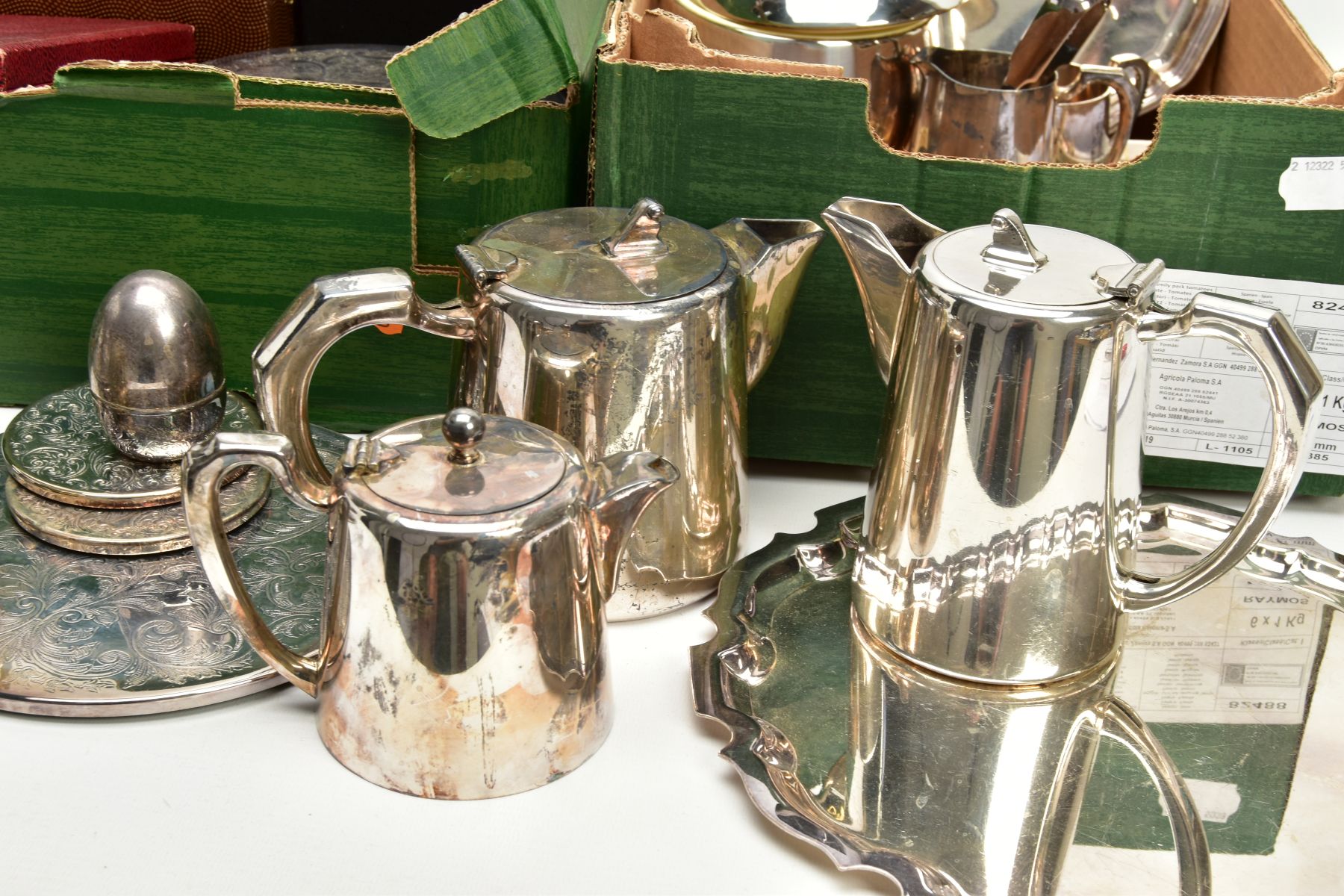 TWO BOXES OF ASSORTED WHITE METAL WARE, to include a box with a white metal wavy salver, two - Bild 3 aus 9