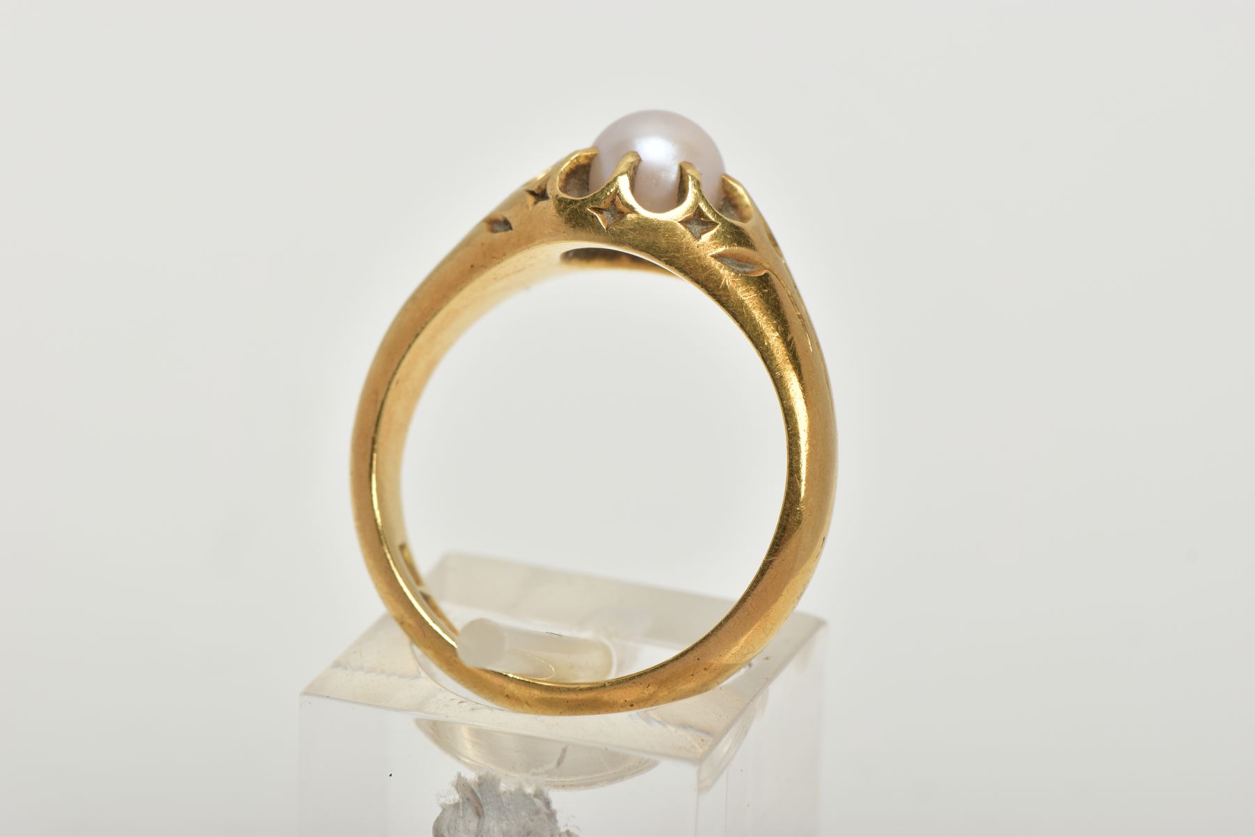 AN EARLY 20TH CENTURY GOLD, CULTURED PEARL RING, a heavy yellow gold tapered ring, set with a - Image 3 of 4