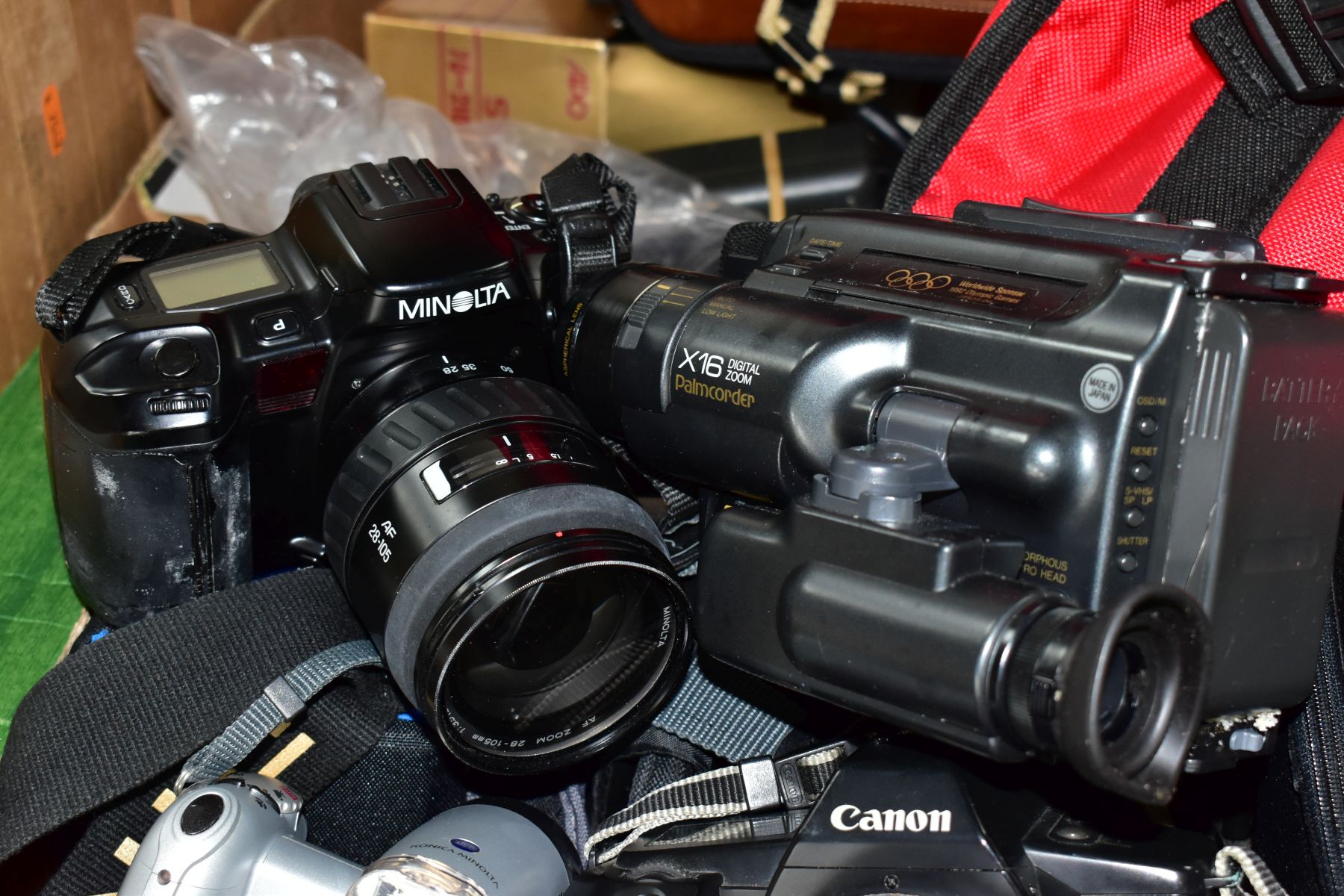 TWO BOXES AND LOOSE CAMERAS AND PHOTOGRAPHIC EQUIPMENT, to include a Canon EOS RT 35mm SLR with f3.5 - Image 3 of 5