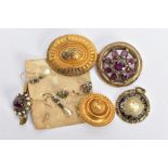 A 19TH CENTURY GOLD MOURNING BROOCH AND ASSORTED JEWELLERY, a circular Etruscan style brooch,
