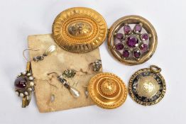A 19TH CENTURY GOLD MOURNING BROOCH AND ASSORTED JEWELLERY, a circular Etruscan style brooch,