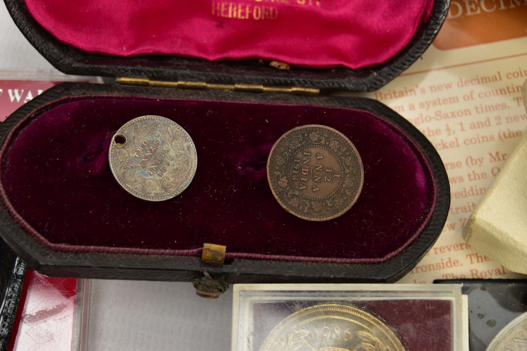 A SMALL CAKE TIN OF COINS AND COMMEMORATIVES, to include: victorian and later silver coinage, an - Image 2 of 3