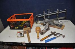 A TRAY CONTAINING A STANLEY No4 WOOD PLANE, a wood carvers mallet, a wooden mallet various types