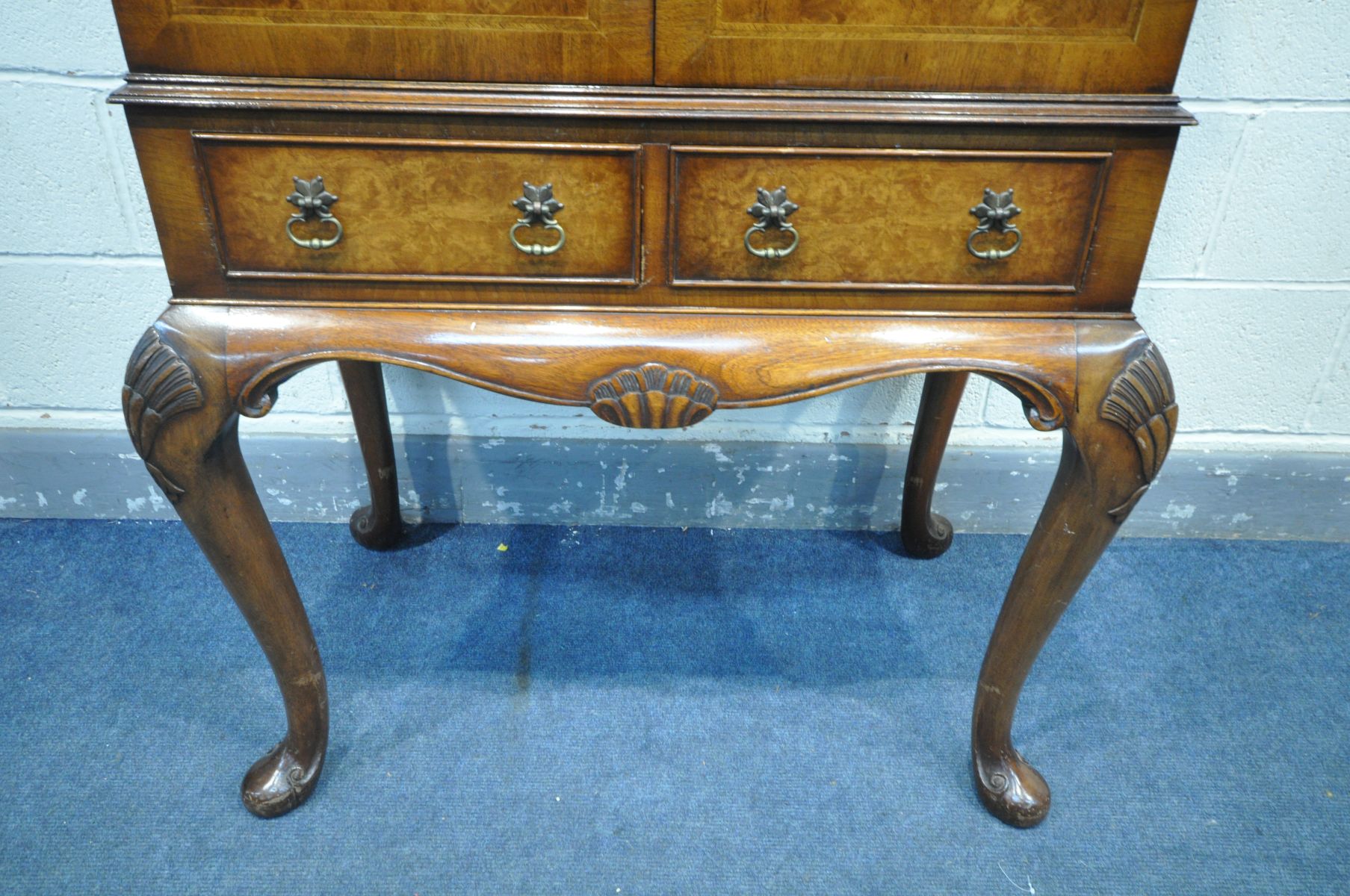 A REPRODUCTION QUEEN ANNE STYLE WALNUT TWO DOOR COCKTAIL CABINET, enclosing two shelves, mirrored - Image 4 of 4