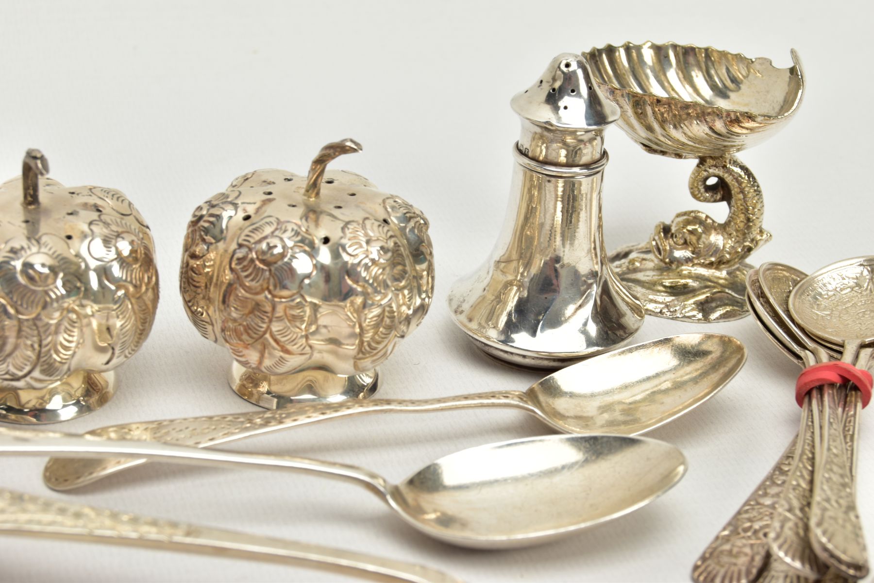 AN ASSORTMENT OF SILVER CUTLERY AND WHITE METAL ITEMS, to include an old English bright cut matching - Image 9 of 10