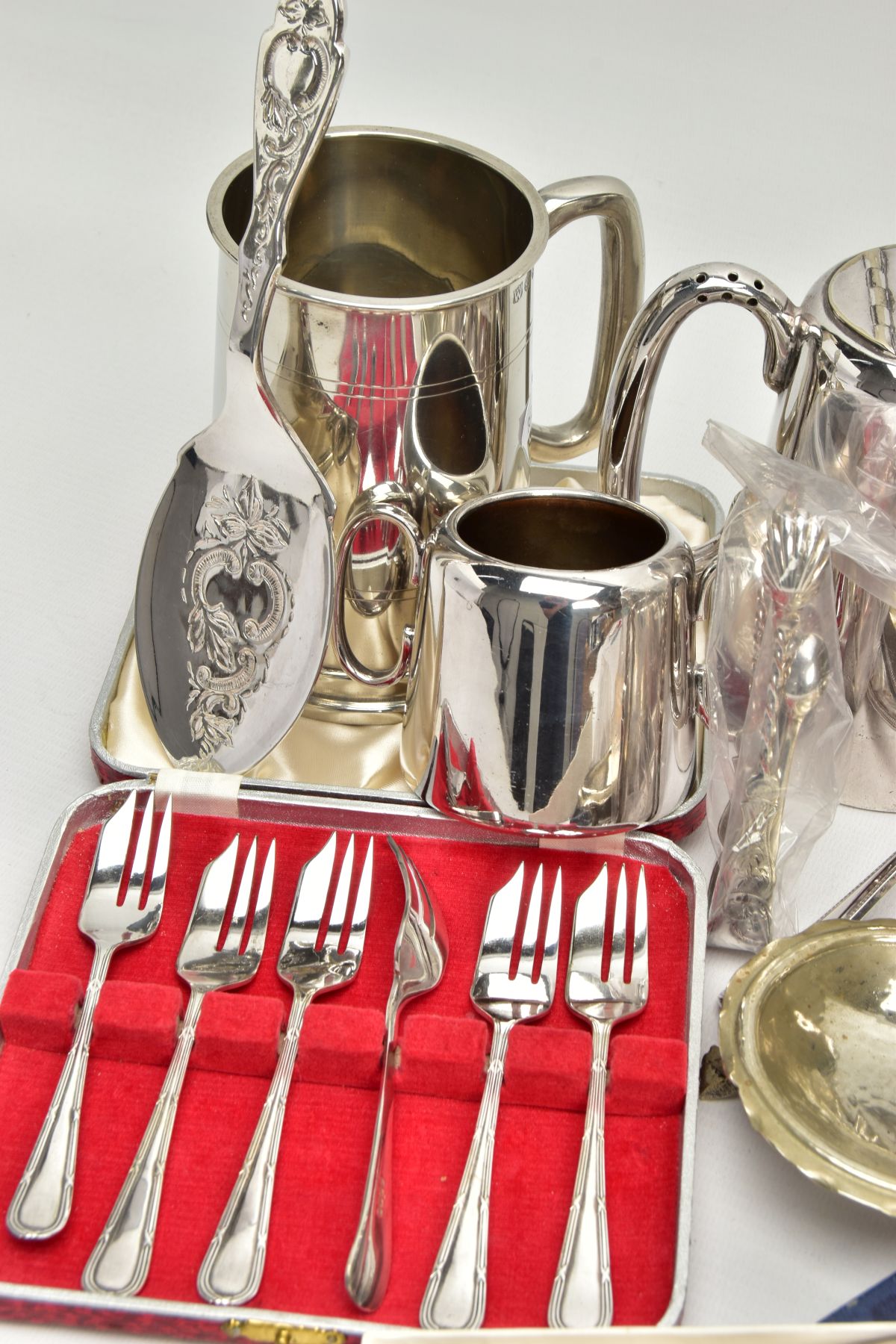 CASED SILVER SPOONS AND WHITE METAL WARE, to include a cased set of six silver teaspoons, floral - Bild 3 aus 5