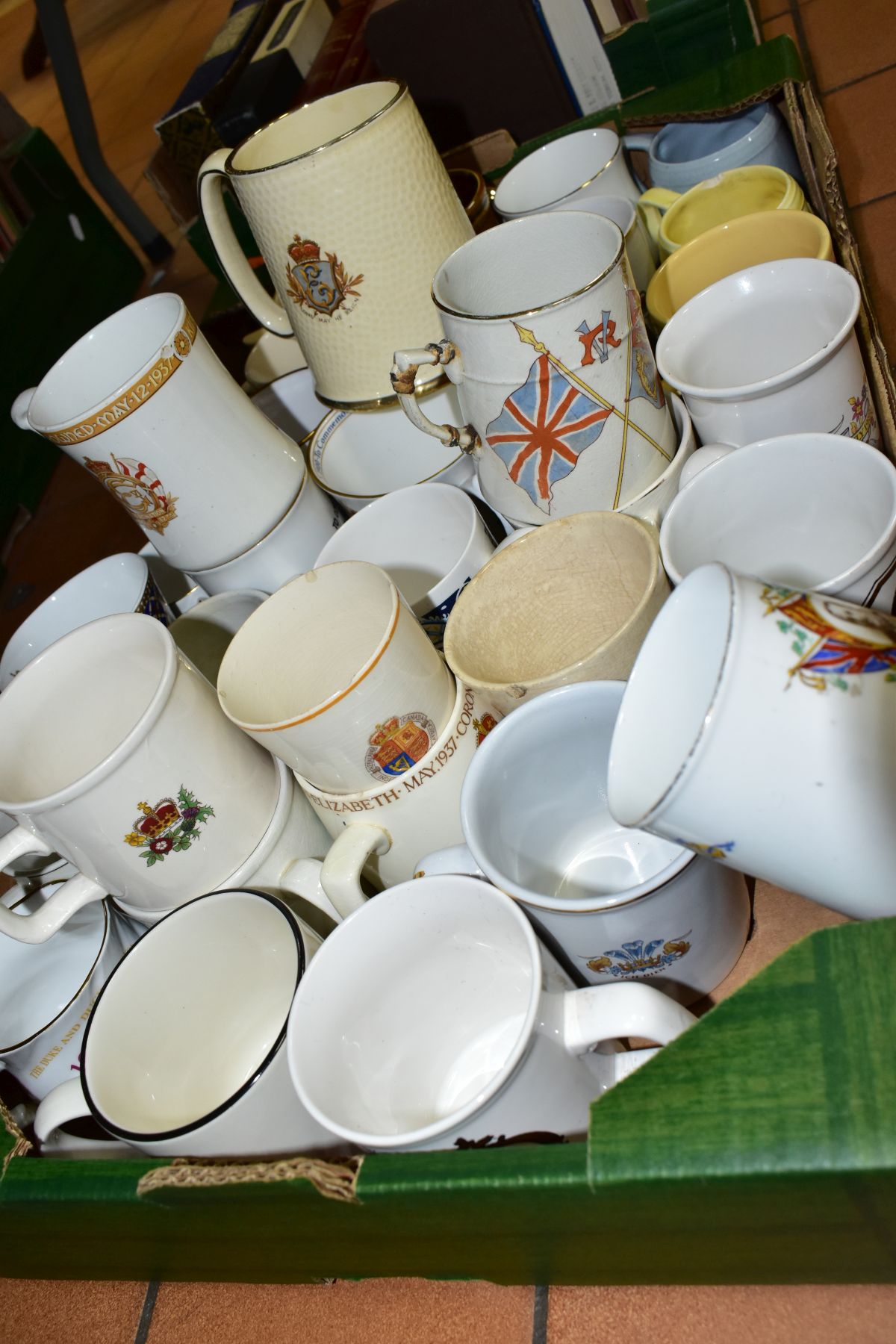 A BOX OF ROYAL COMMEMORATIVE CUPS AND MUGS ETC, to include an Edward VIII tankard with a chip to the - Image 3 of 3