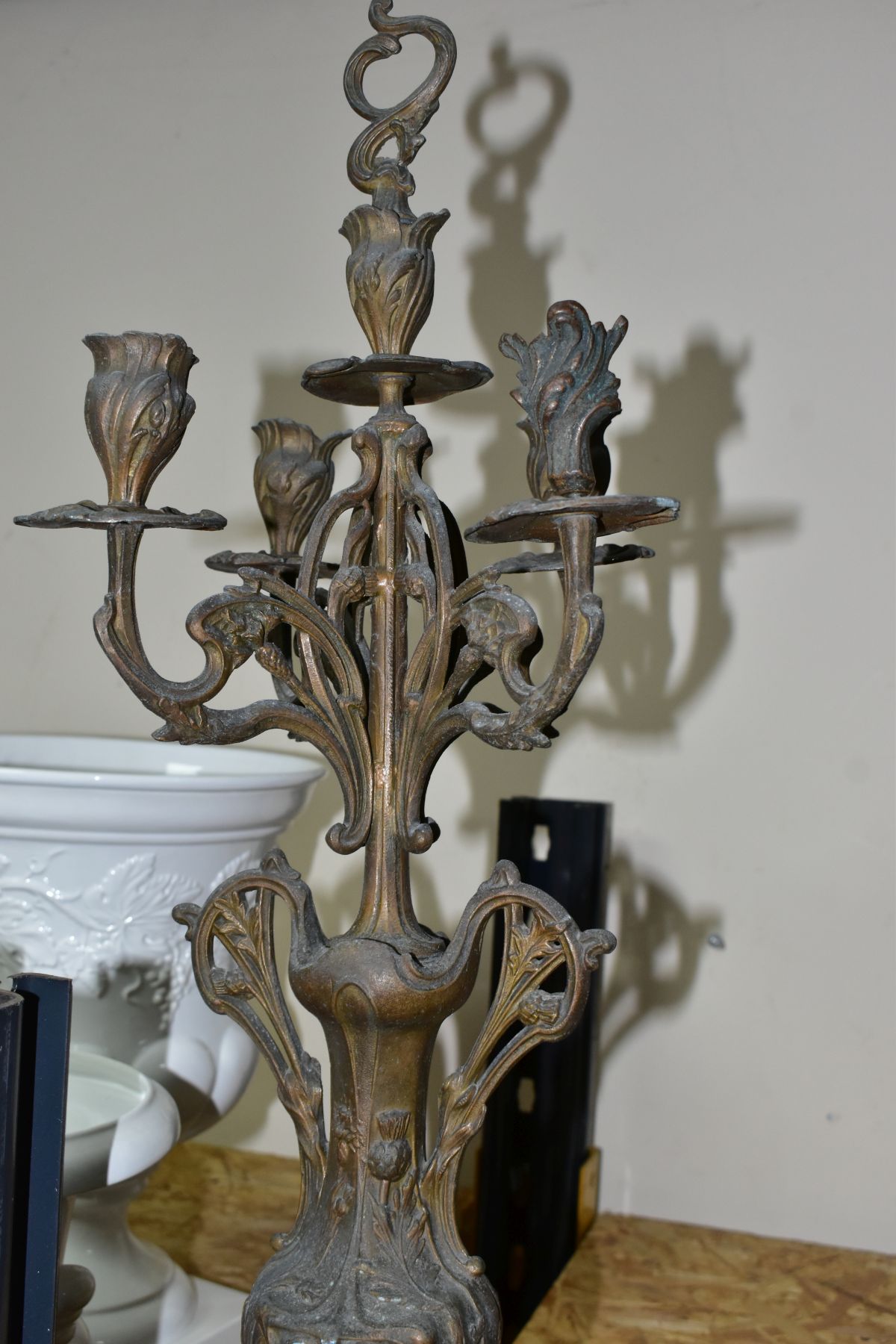 AN EARLY 20TH CENTURY BRONZED SPELTER AND ROUGE MARBLE CLOCK GARNITURE, the clock with figural - Image 5 of 10