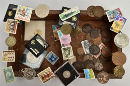 A WOODEN BOX CONTAINING MIXED COINS AND A Ist WW VICTORY MEDAL A 1910 EDWARD V11 SILVER MOUNTED COIN