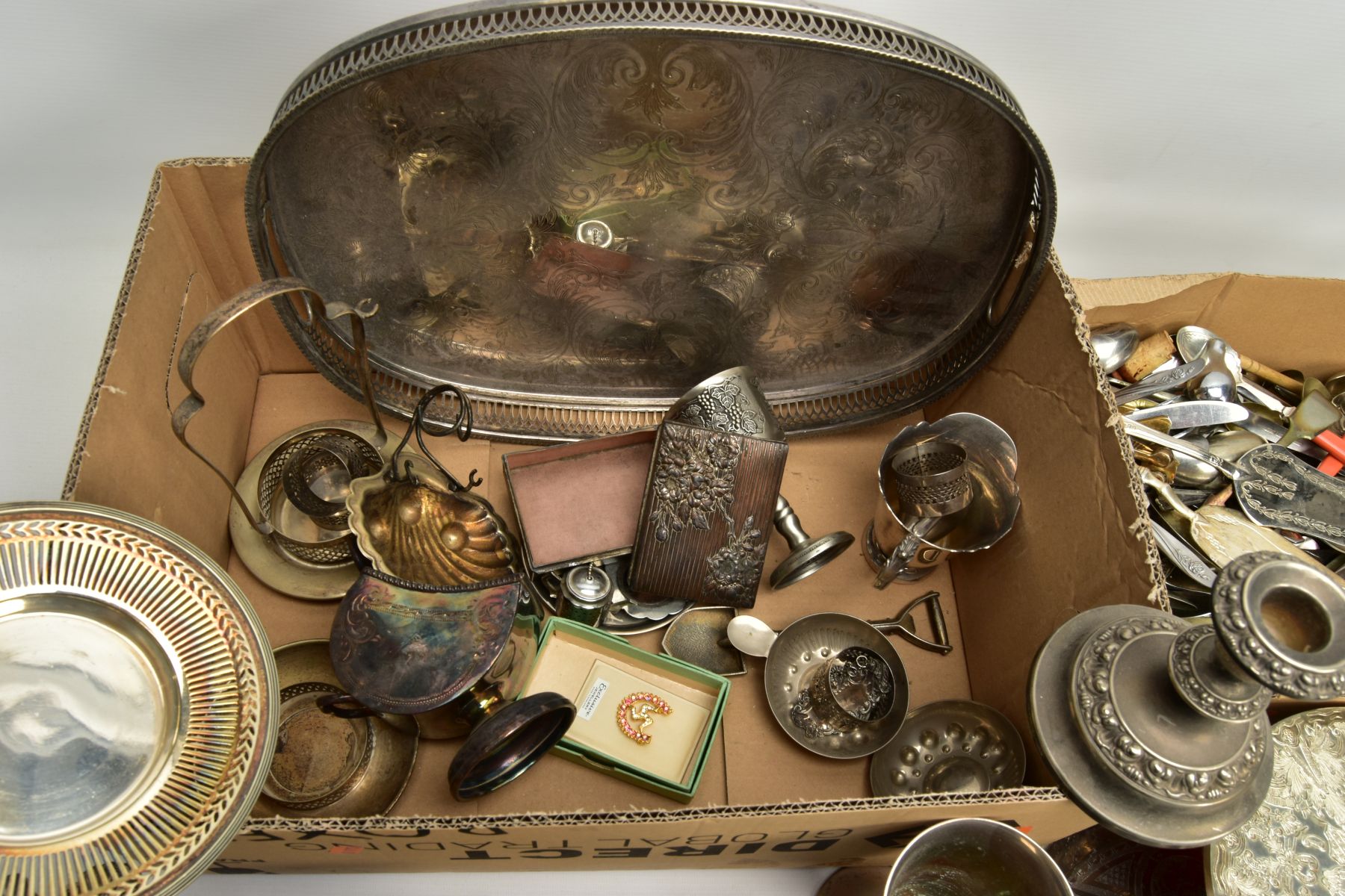 TWO BOXES OF ASSORTED WHITE METAL WARE AND CUTLERY, to include an oval pierced tray, a rectangular - Bild 6 aus 7