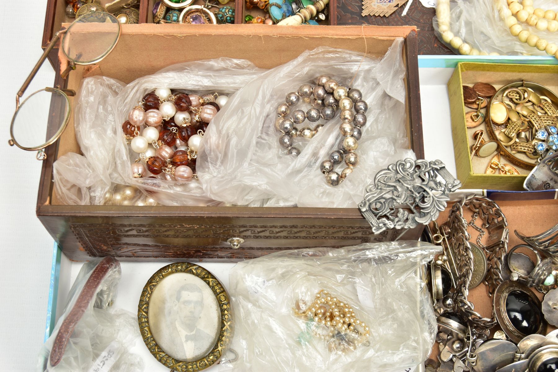 AN EARLY 20TH CENTRY PENDANT, A BOX OF ASSORTED WHITE METAL AND COSTUME JEWELLERY, a rose tone metal - Image 5 of 6