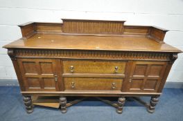 AN EARLY TO MID 20TH CENTURY OAK SIDEBOARD, raised back, panels to sides and doors that's flanking
