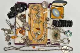 A BAG OF ASSORTED JEWELLERY, to include various pieces of silver and white metal jewellery such as a