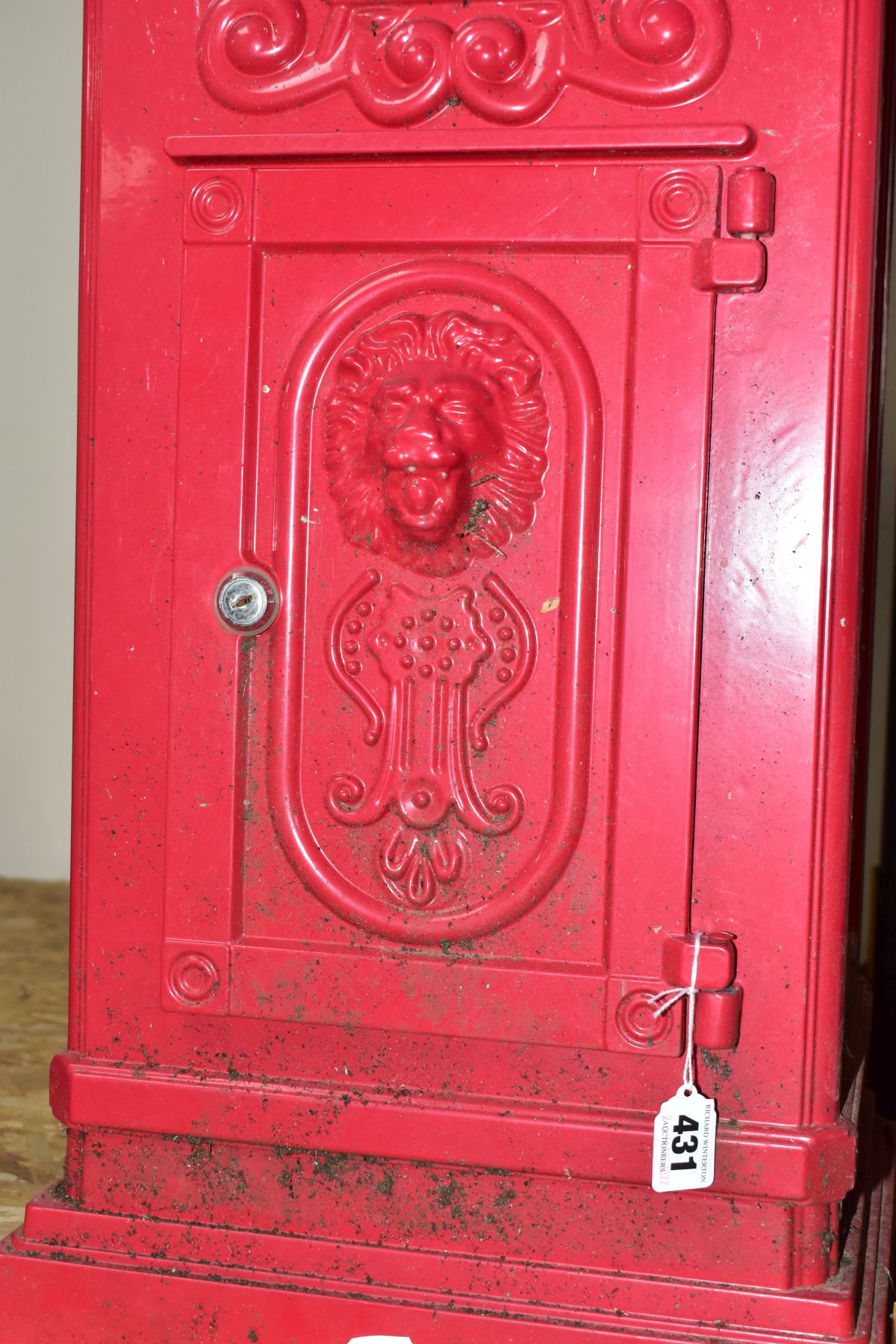 A REPRODUCTION CAST METAL POST BOX, painted red with gilt 'POST' lettering, crown finial and lion - Bild 2 aus 3