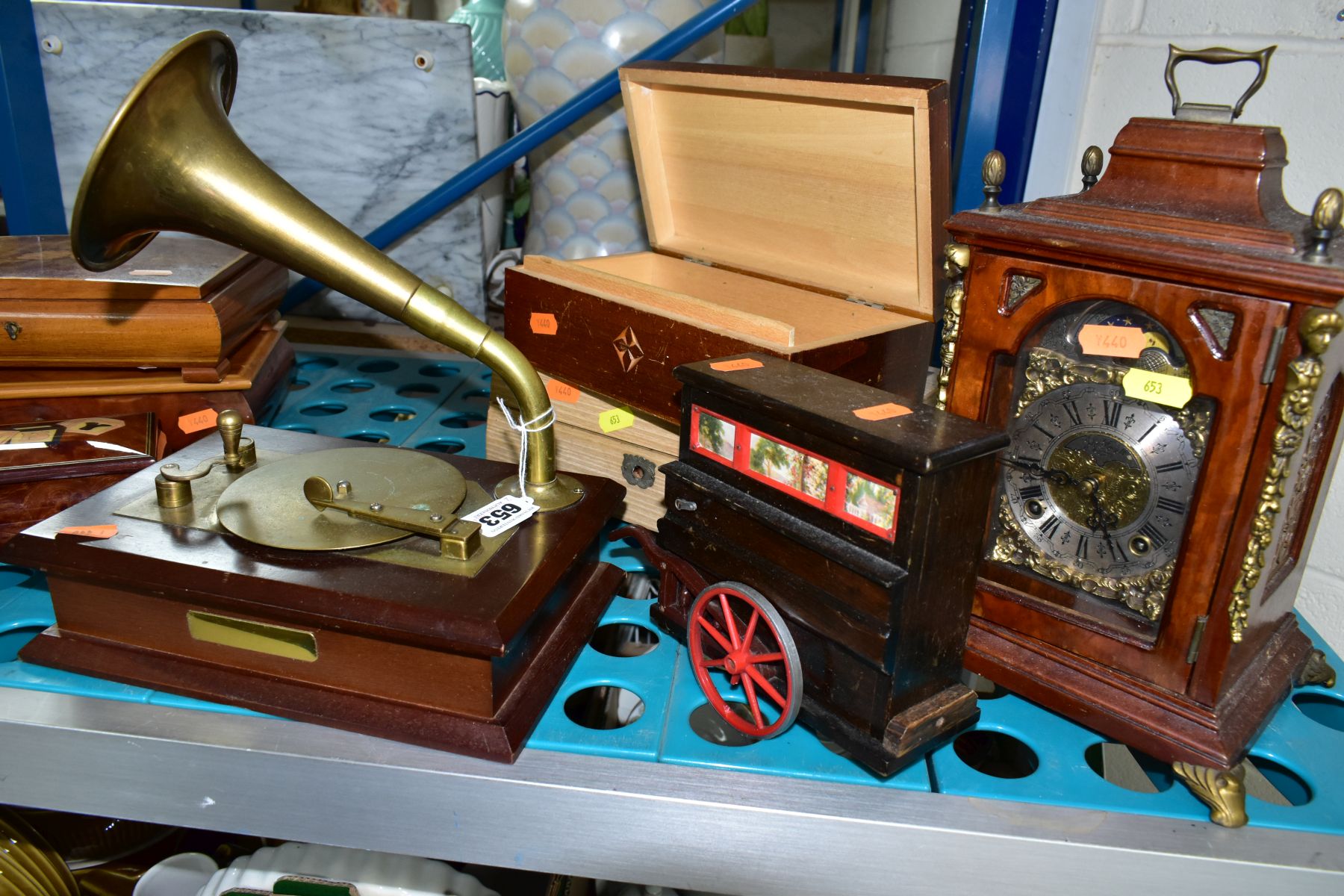 A GROUP OF EIGHT MUSIC BOXES AND TWO MANTEL CLOCKS, to include a Tallent music box in the form of - Image 6 of 6