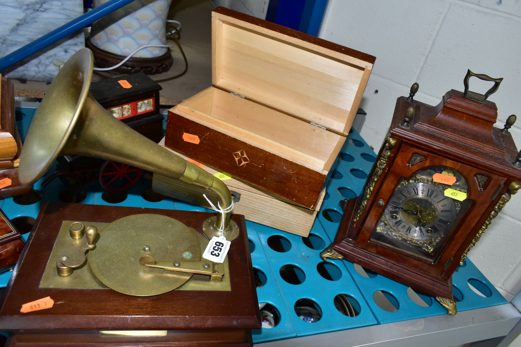 A GROUP OF EIGHT MUSIC BOXES AND TWO MANTEL CLOCKS, to include a Tallent music box in the form of - Image 5 of 6