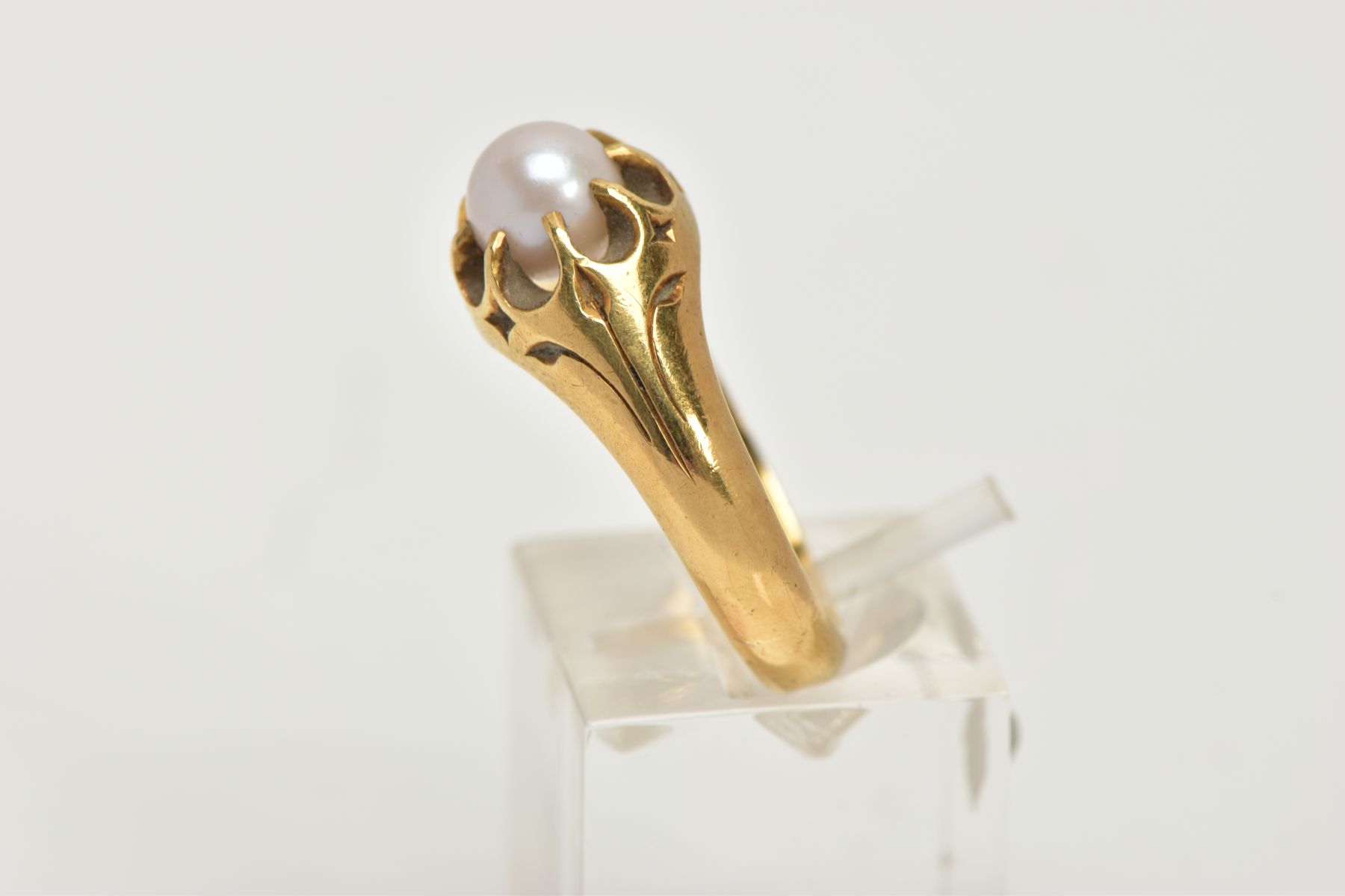 AN EARLY 20TH CENTURY GOLD, CULTURED PEARL RING, a heavy yellow gold tapered ring, set with a - Image 2 of 4