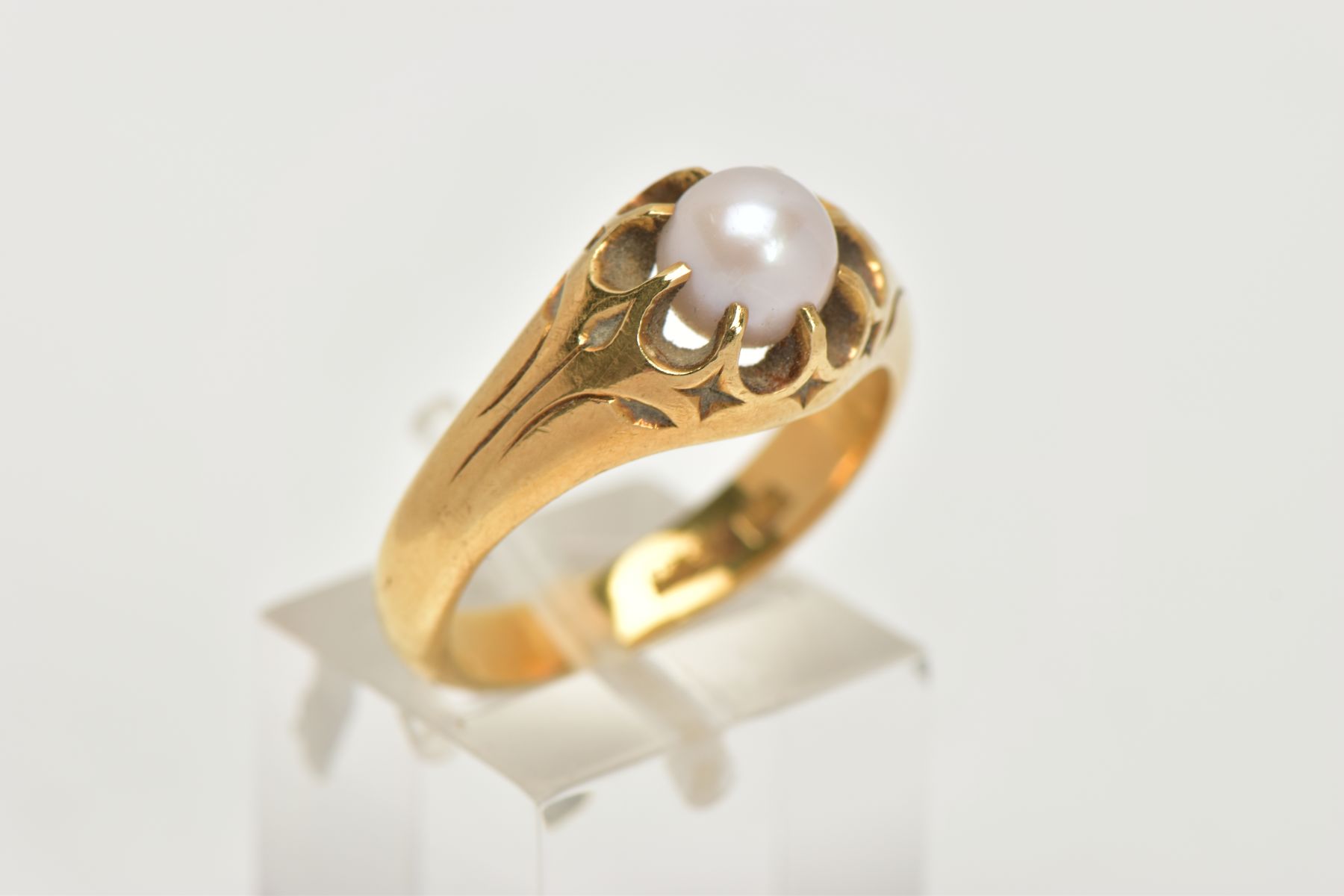 AN EARLY 20TH CENTURY GOLD, CULTURED PEARL RING, a heavy yellow gold tapered ring, set with a - Image 4 of 4