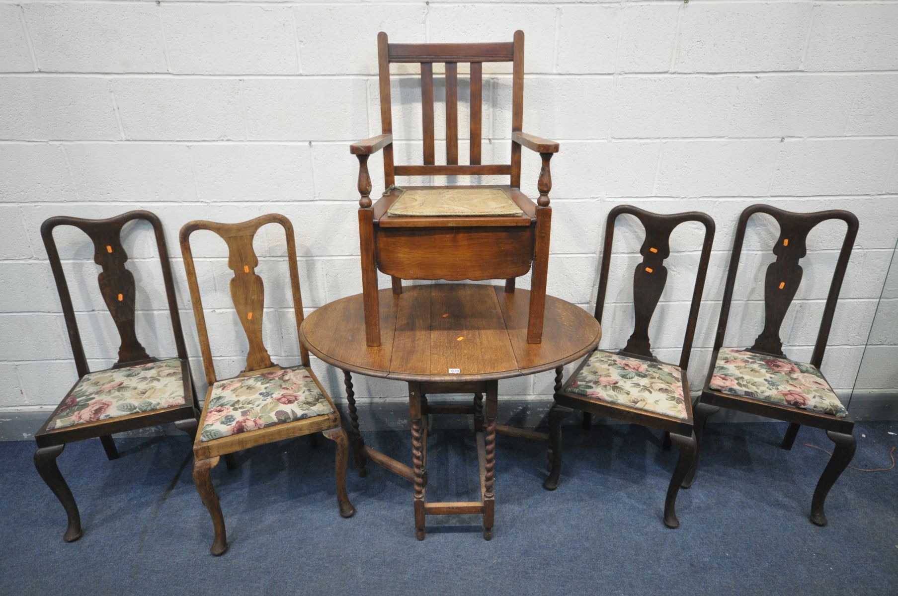 A SMALL OAK BARLEY TWIST GATE LEG TABLE, open length 105cm x closed length 42cm x depth 76cm x