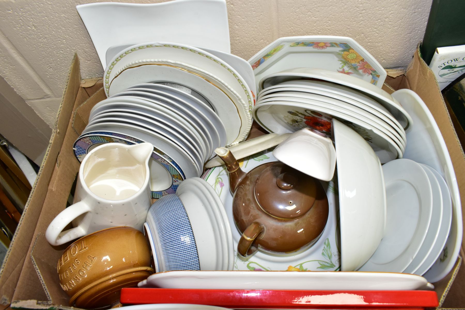 SIX BOXES OF CERAMICS AND SUNDRY ITEMS, to include a boxed Whittard of Chelsea teapot and two mug - Image 3 of 7